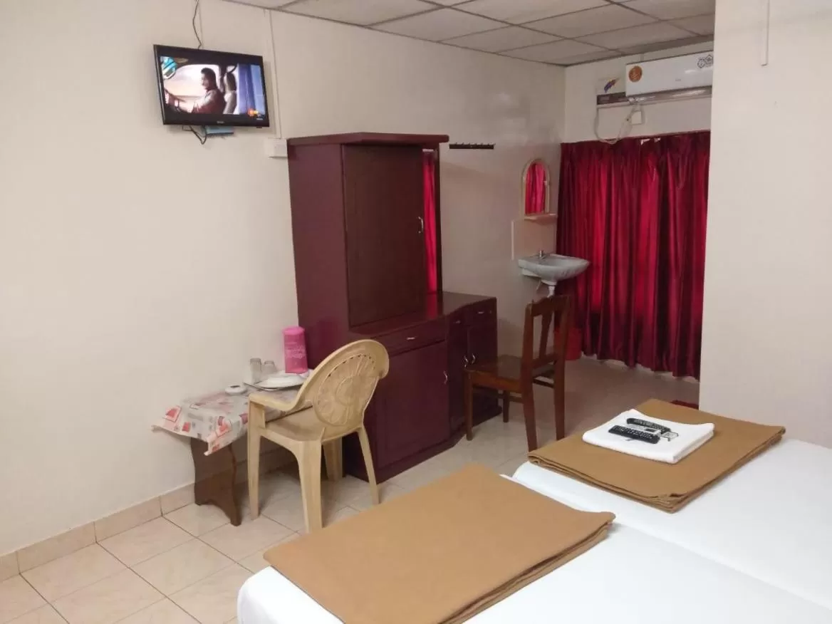 TV/Entertainment Center in Anandan Tourist Home