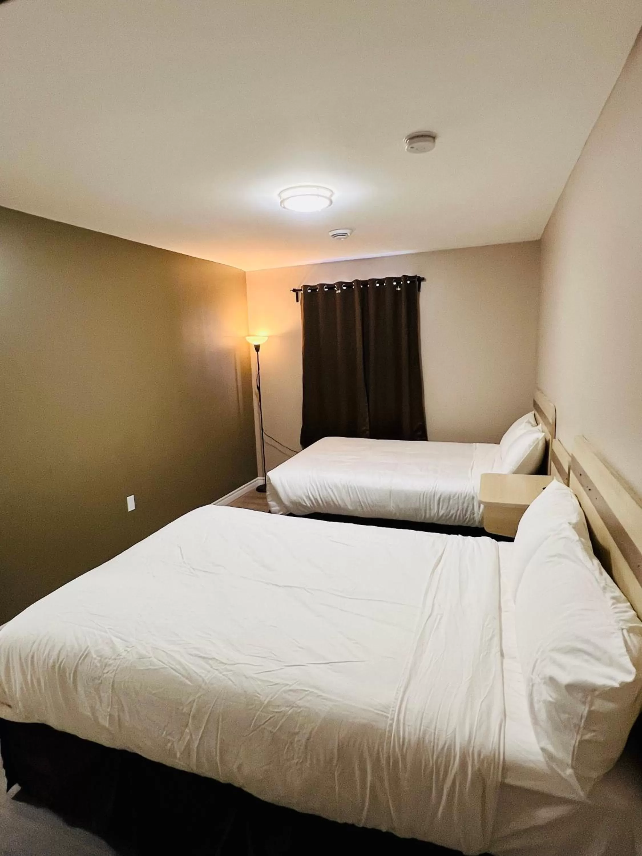 Bedroom in Super 8 by Wyndham Niagara Falls ON