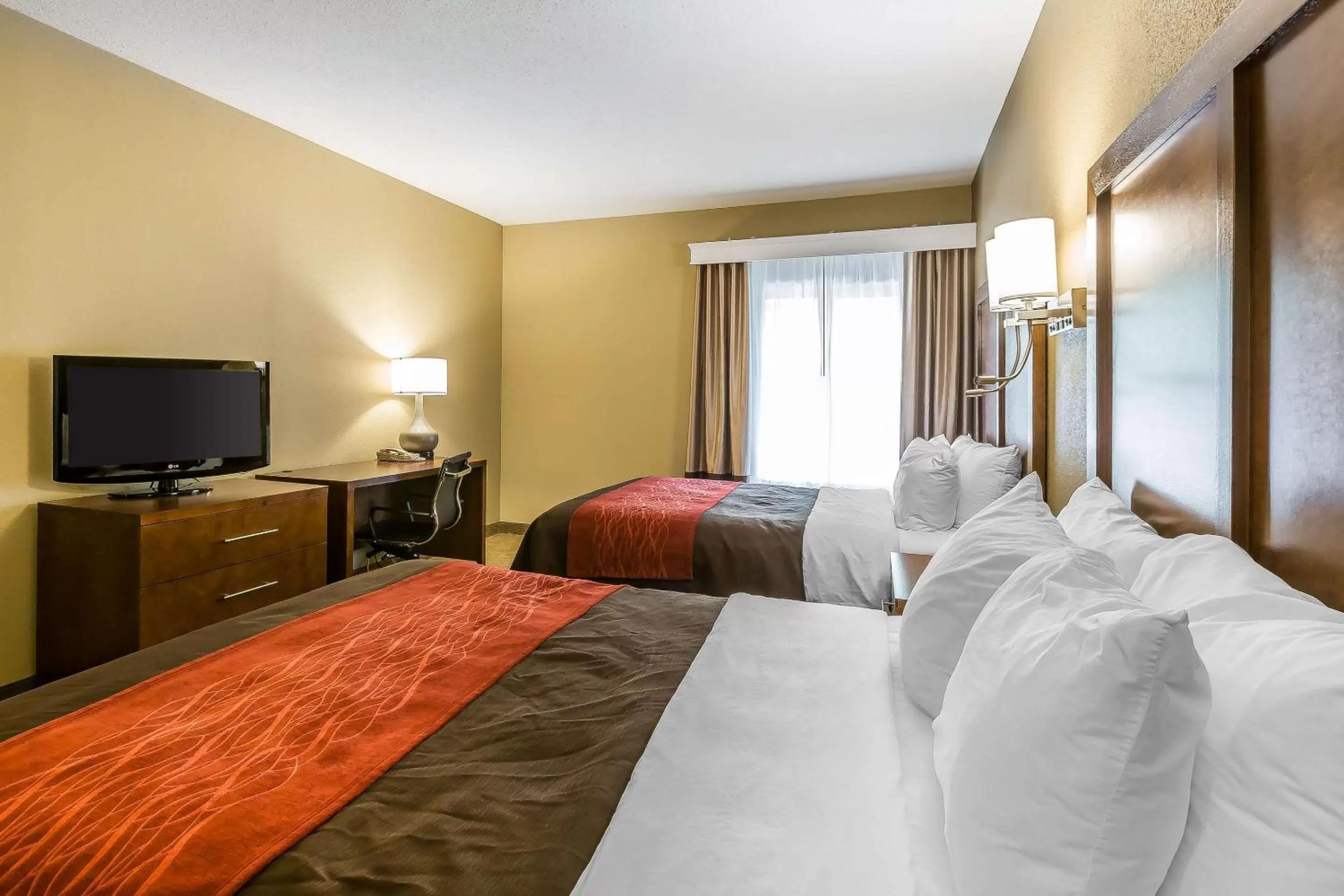 Photo of the whole room, Bed in Comfort Inn & Suites Dalton West