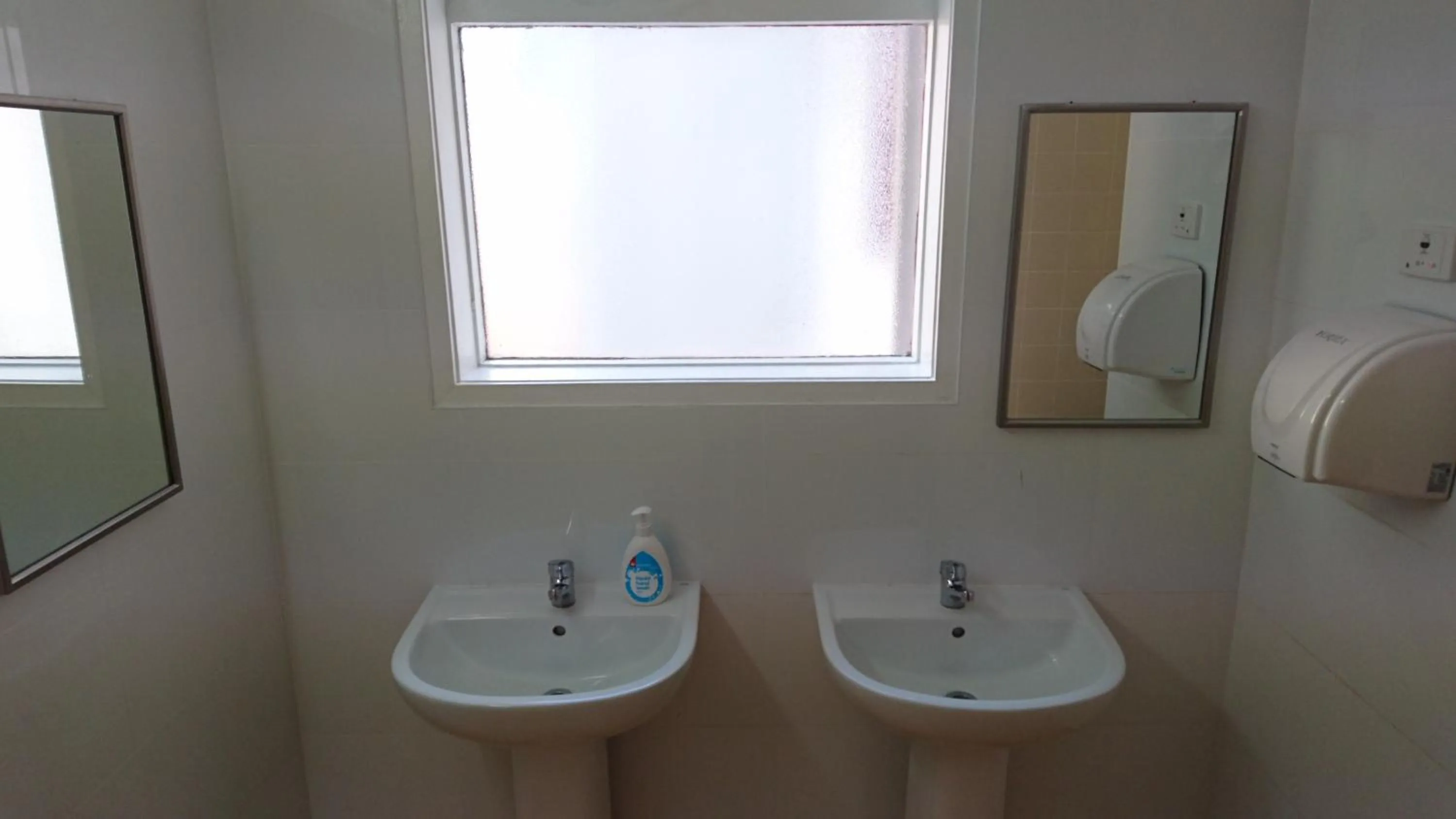 Bathroom in Backpackers Imperial Hotel