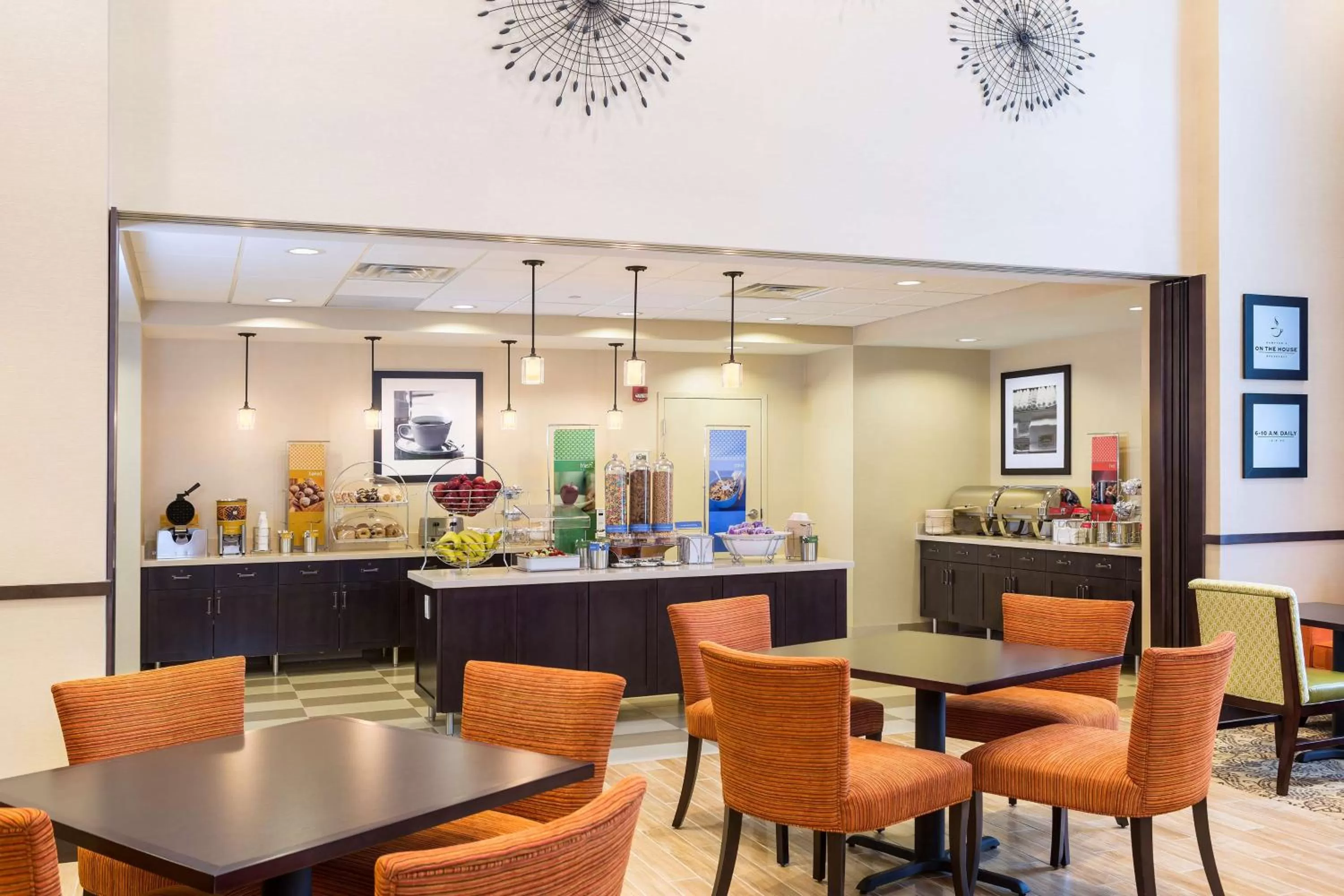 Dining area in Hampton Inn & Suites Philadelphia Montgomeryville