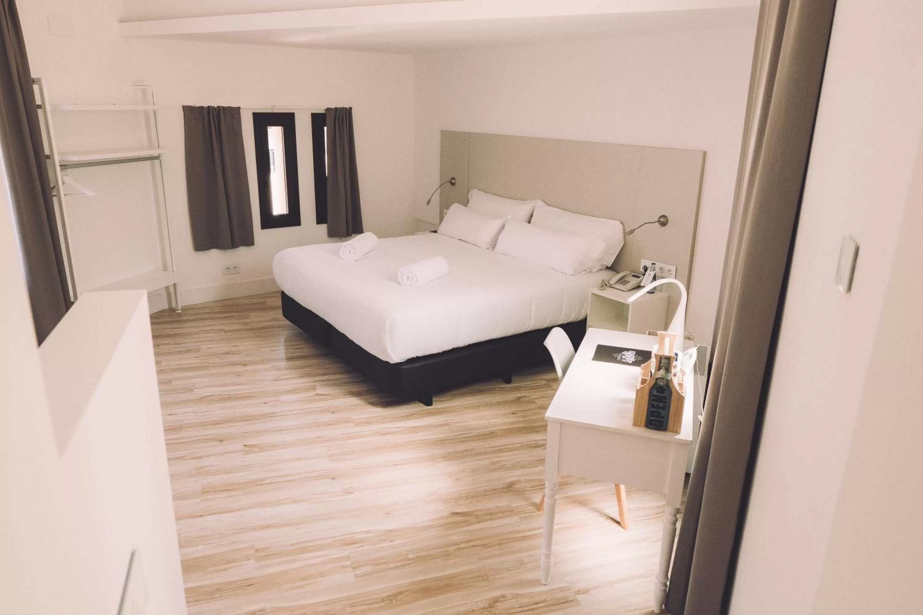 Photo of the whole room, Bed in Hotelet Casa Padró