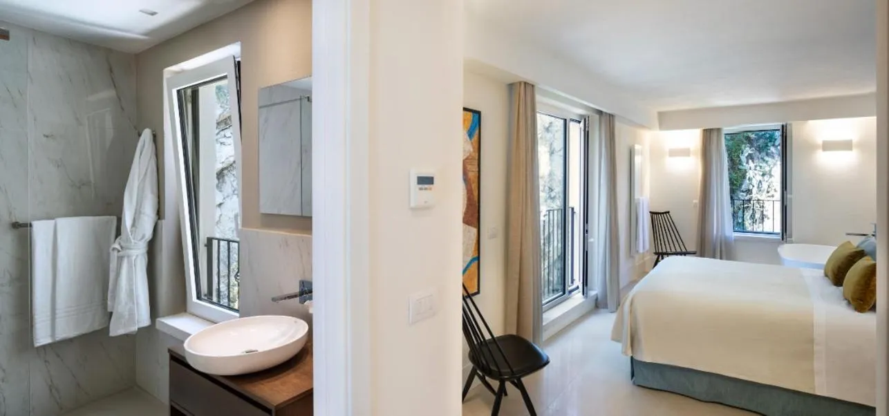 Bathroom, Bed in Hotel Villa Belvedere