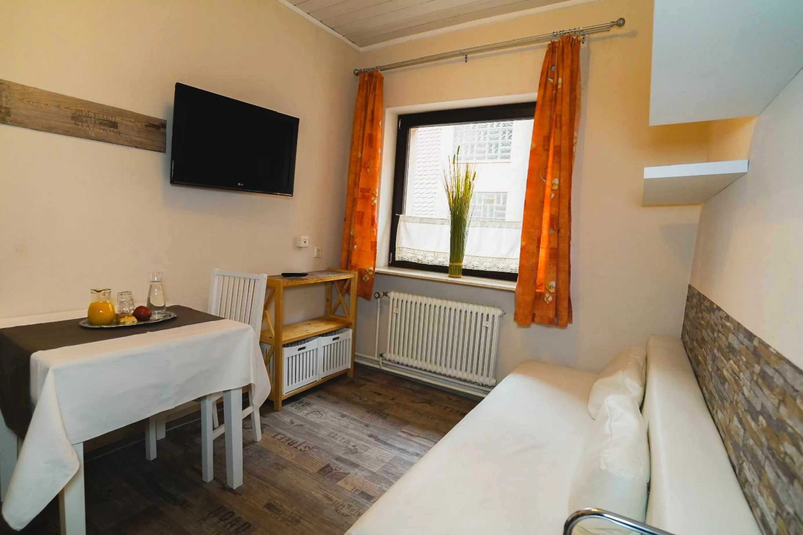 TV/Entertainment Center in Gästehaus Präsenzhof