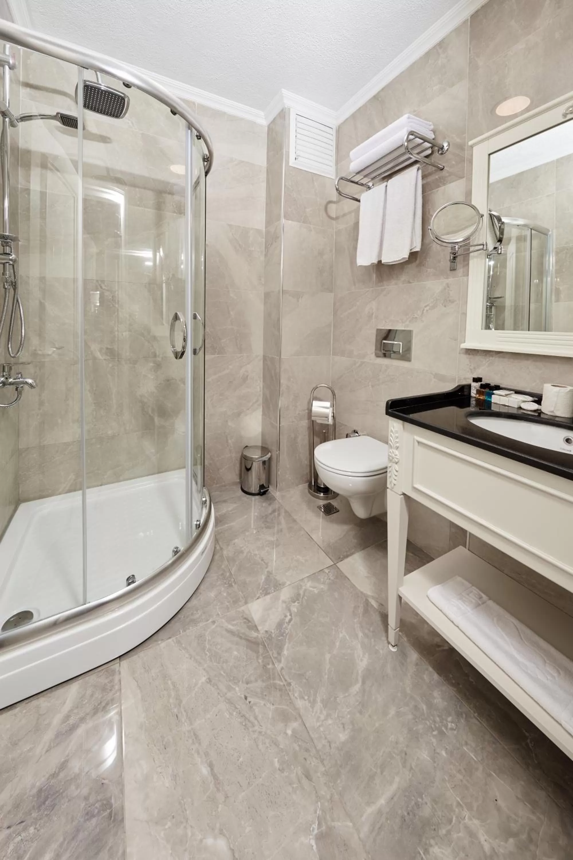 Shower in Albinas Hotel Old City