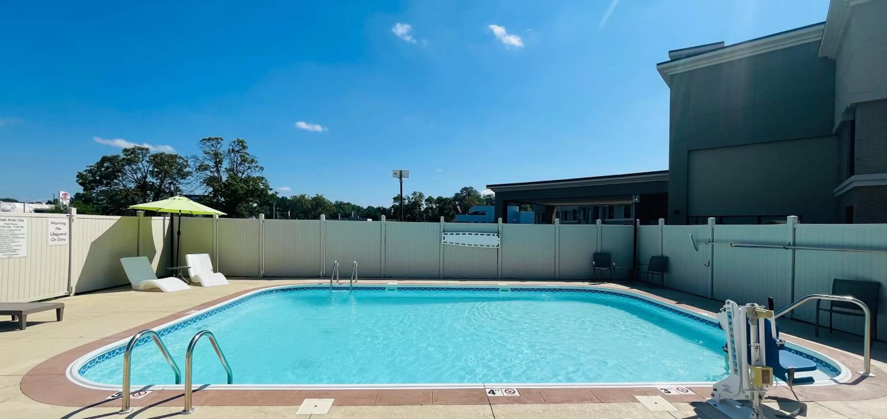 Swimming pool in Clarion Inn & Suites Evansville Eastland Area