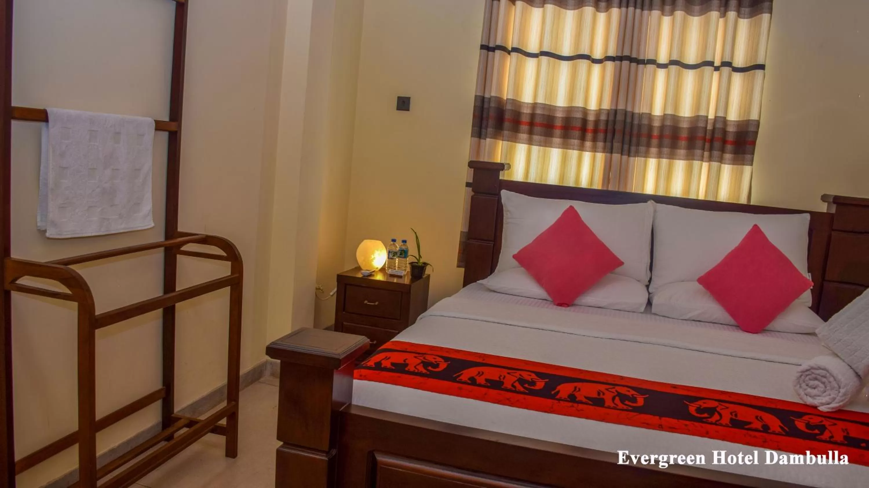 Bedroom, Bed in Evergreen Hotel Dambulla