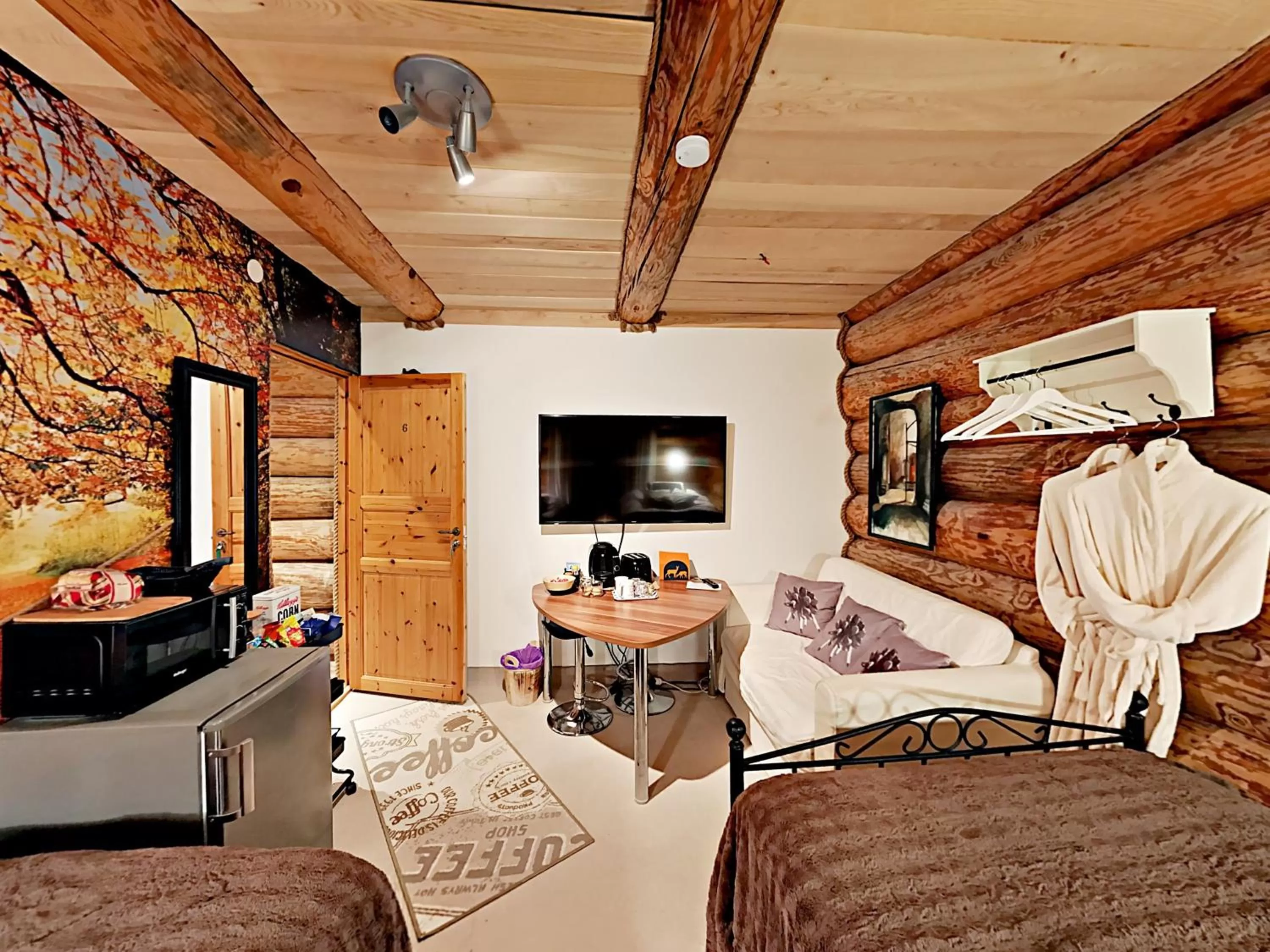 Bedroom, TV/Entertainment Center in Woodstock B & B Studios