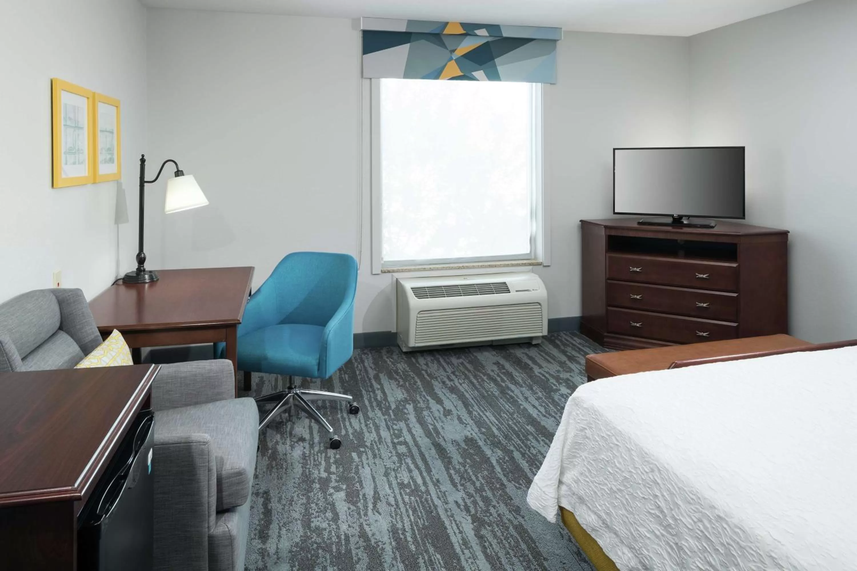 Bedroom, Bed in Hampton Inn & Suites Rochester-North