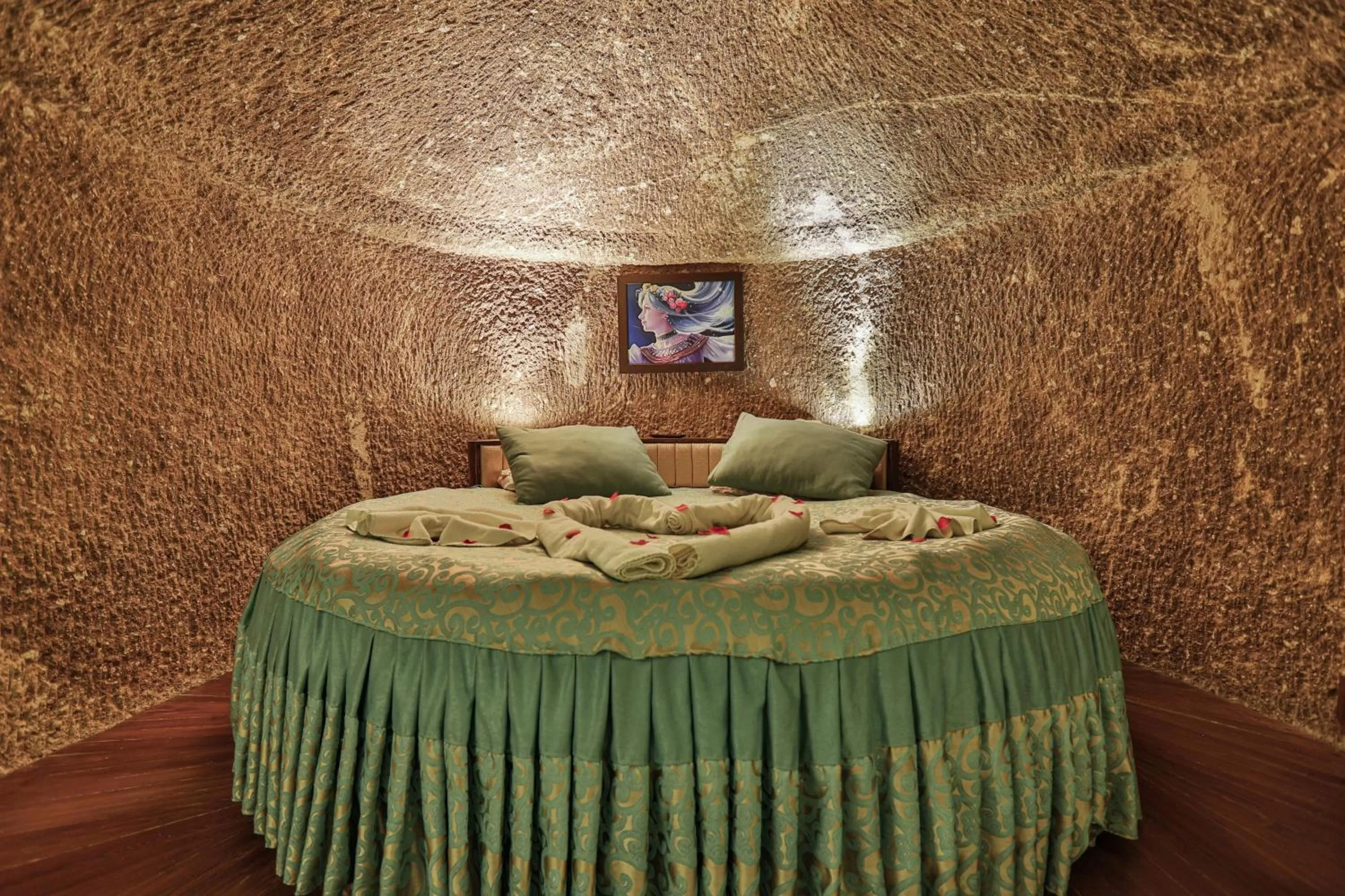 Decorative detail, Bed in Hidden Cave Hotel