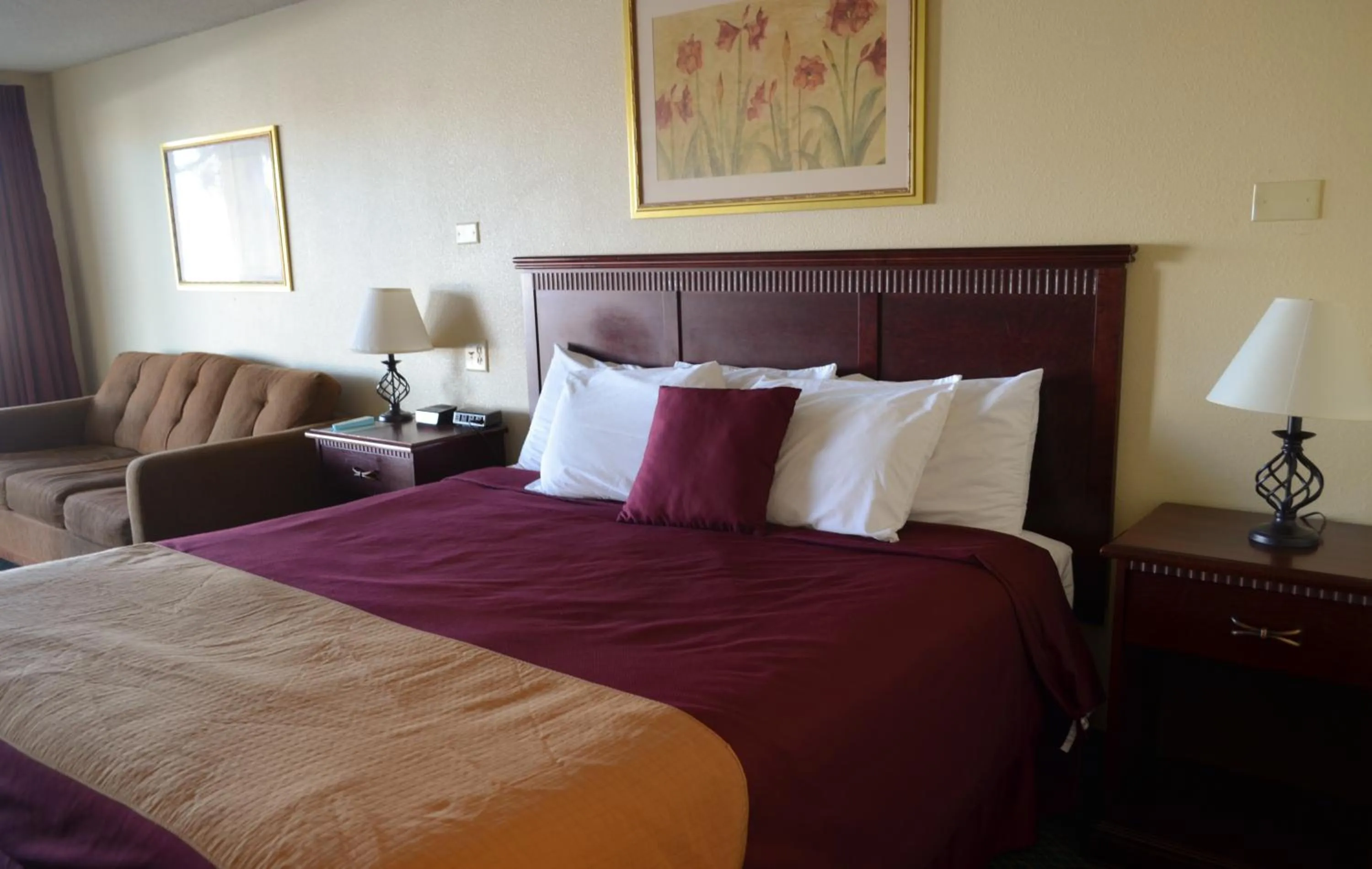 Seating area, Bed in National 9 Inn Price