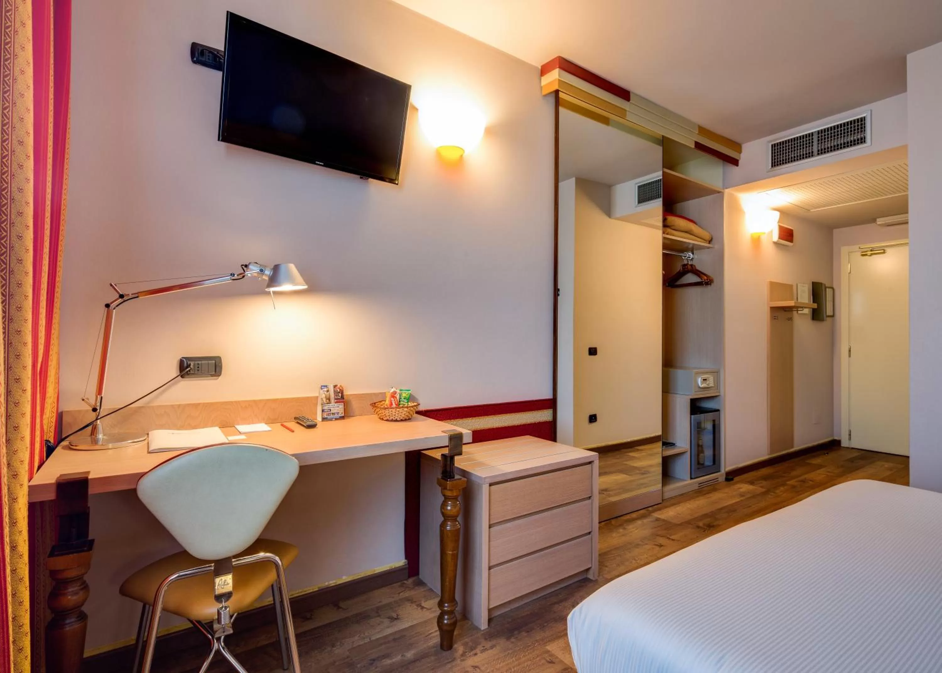 Photo of the whole room, Bed in Art & Hotel Aeroporto