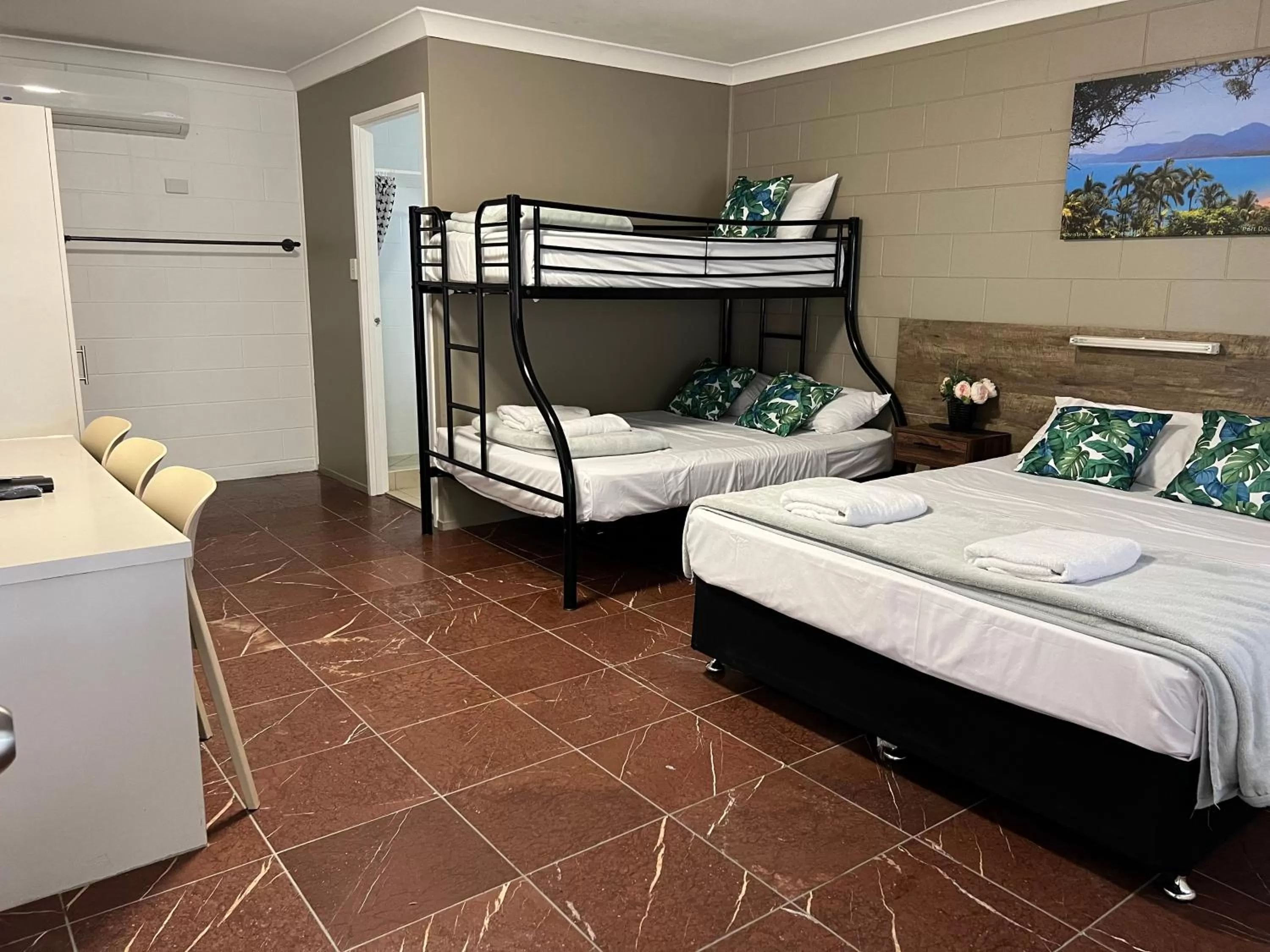 Photo of the whole room, Bed in Spanish Lace Motor Inn