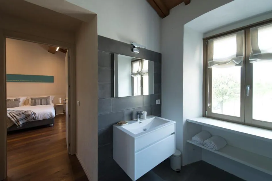 Bathroom, Bed in Pistoia Nursery Campus - agriturismo in città