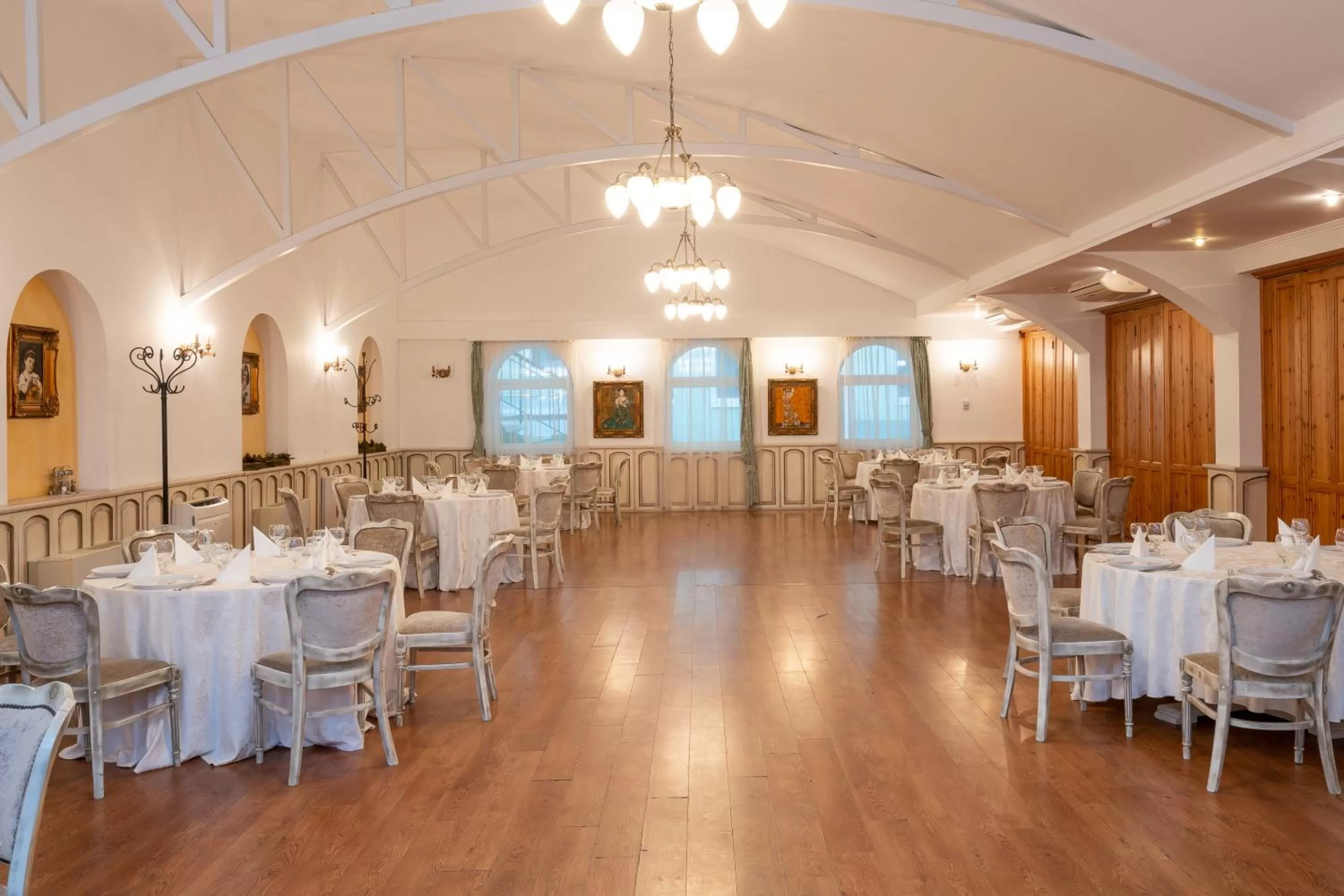 Restaurant/places to eat in Mercure Medias Binderbubi Hotel And Spa