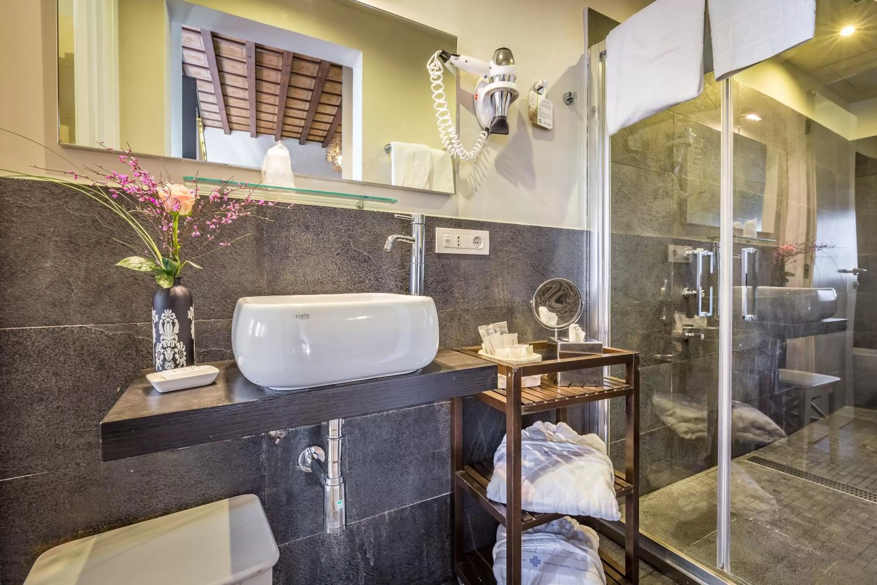 Bathroom in Hotel La Scaletta al Ponte Vecchio