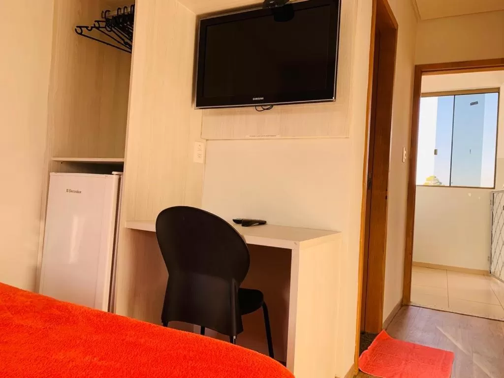 Bed, TV/Entertainment Center in Hotel Central de Anápolis