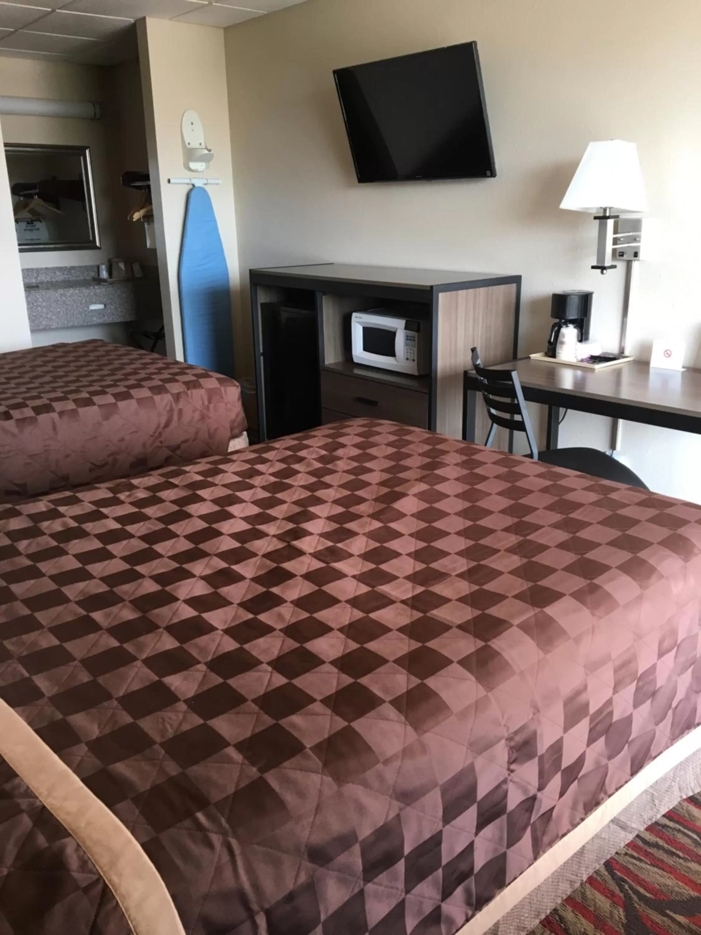 Bed in Americas Best Value Inn West Monroe