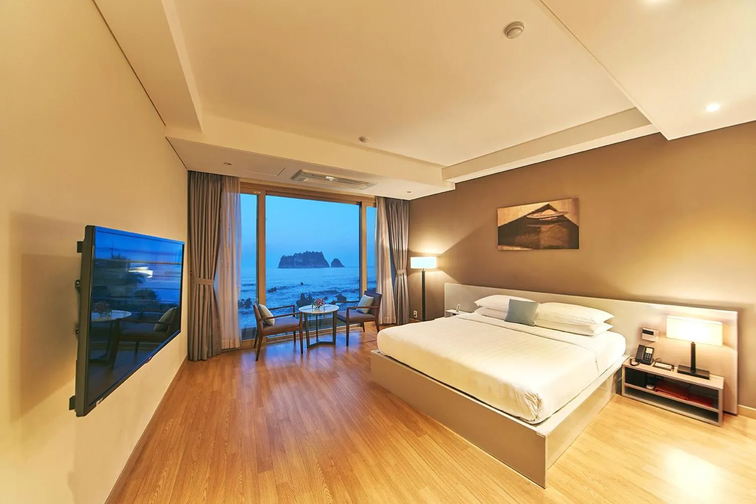 Night, Bed in The Grand Sumorum