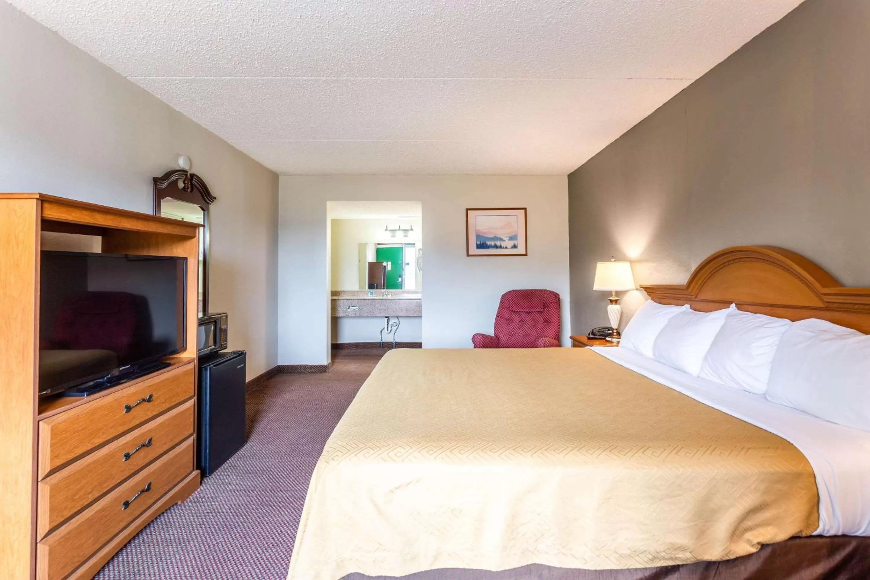 Photo of the whole room, Bed in Rodeway Inn Renfro Valley