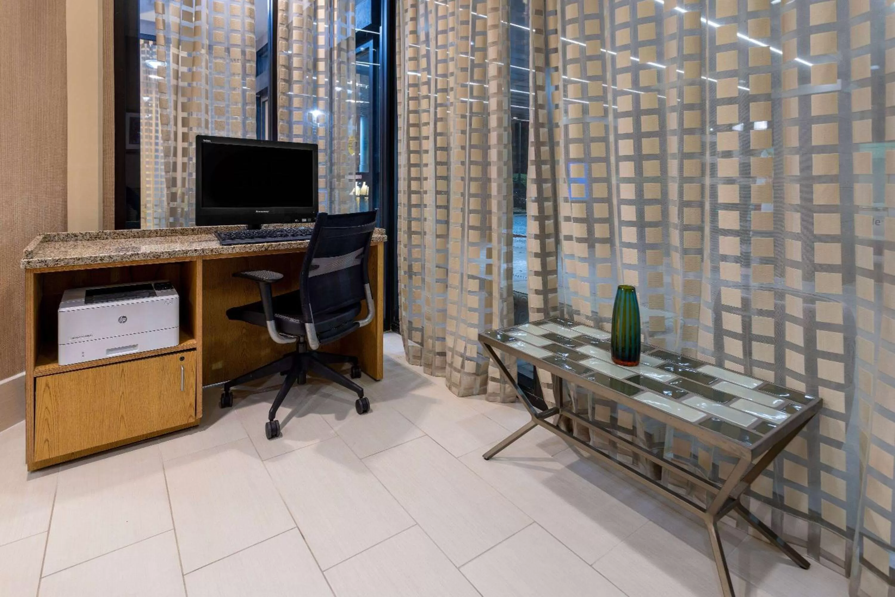 Business facilities in La Quinta by Wyndham Kingsport Tri Cities Airport