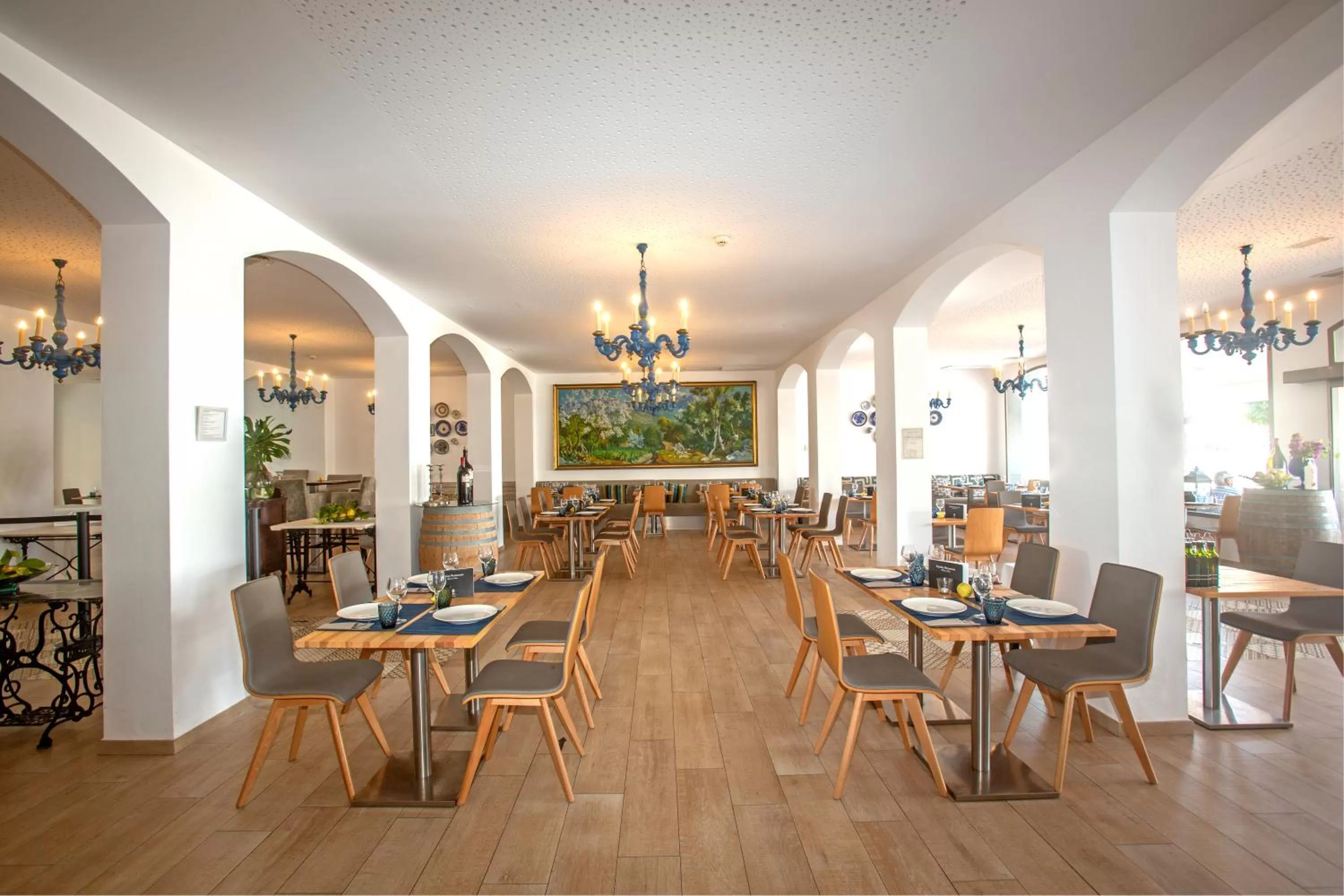 Restaurant/places to eat in Hotel Marina