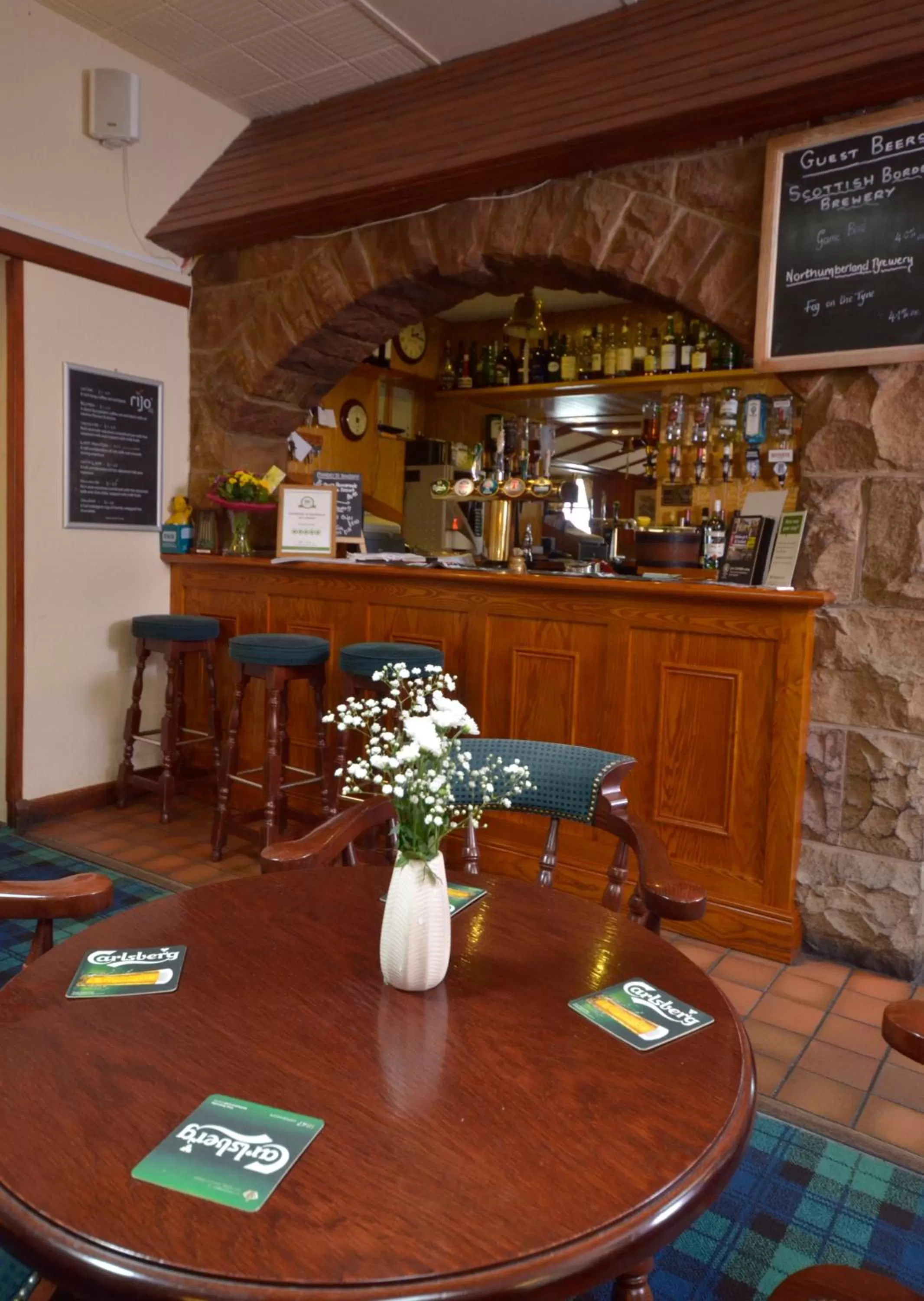 Lounge or bar in Auld Cross Keys Inn