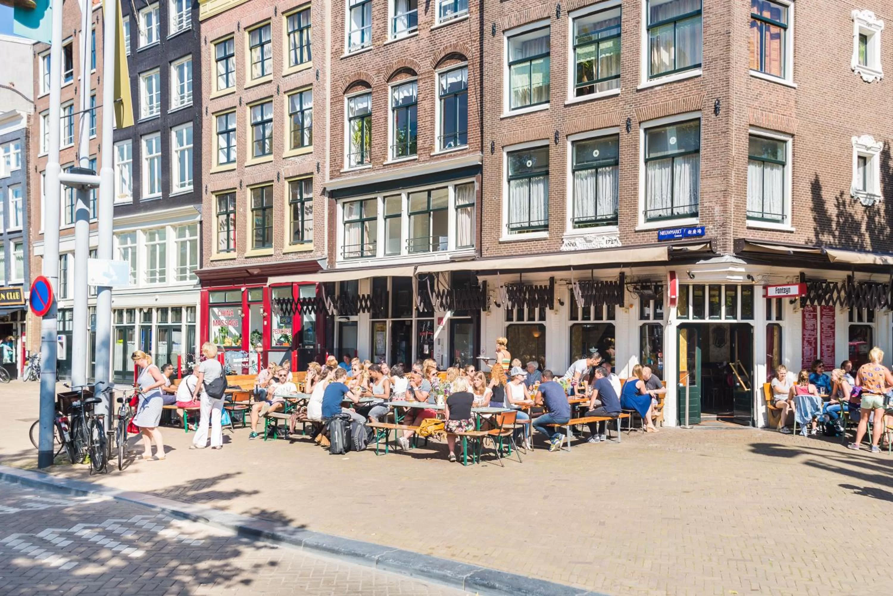 group of guests in Houseboat studio with canalview and free bikes