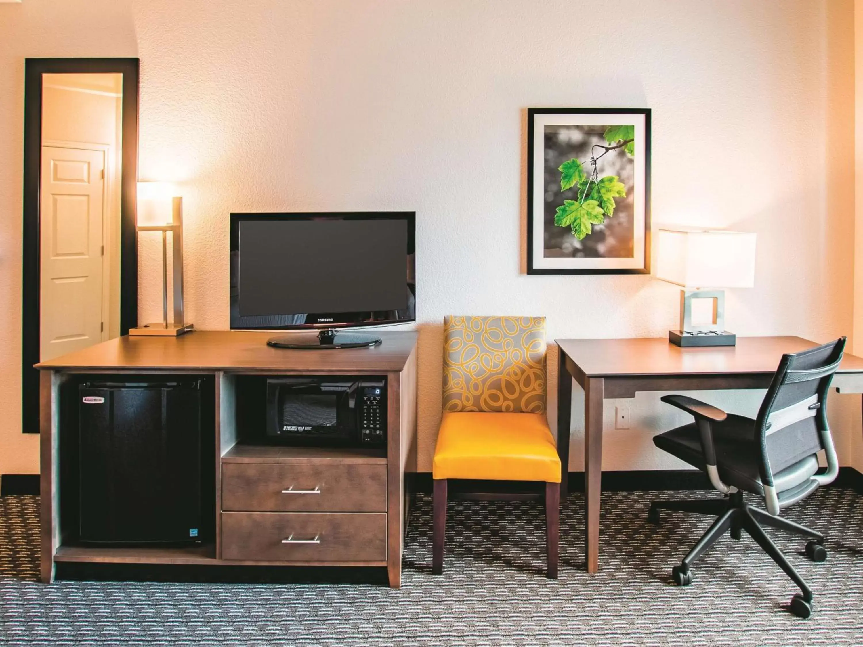 Double Room with Two Double Beds and Bath Tub - Mobility/Hearing Accessible - Non-Smoking in La Quinta by Wyndham Fort Worth City View Double Room with Two Double Beds and Bath Tub - Mobility/Hearing Accessible - Non-Smoking in La Quinta by Wyndham Fort Worth City View