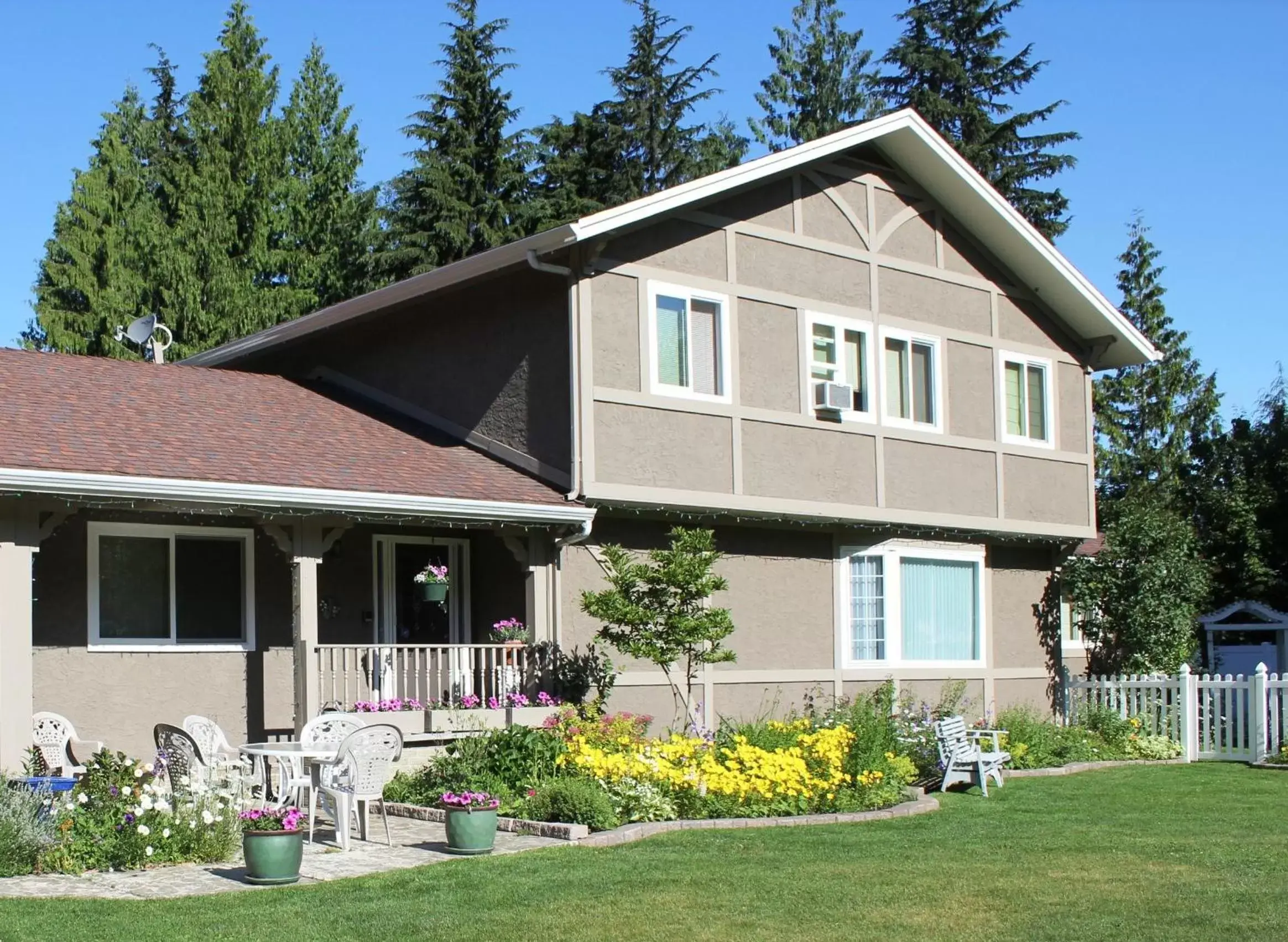 Alpenrose Revelstoke Bed & Breakfast Alpenrose Revelstoke Bed & Breakfast