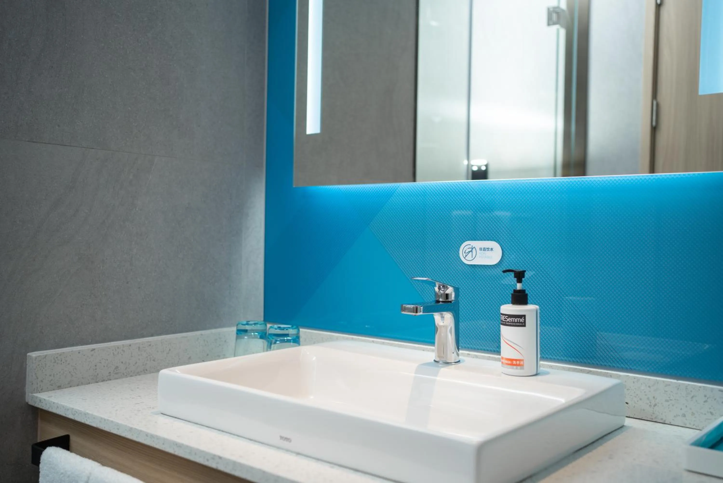 1 King Bed Accessible Mini-bar in Holiday Inn Express Jiangmen Yinhu Bay, an IHG Hotel