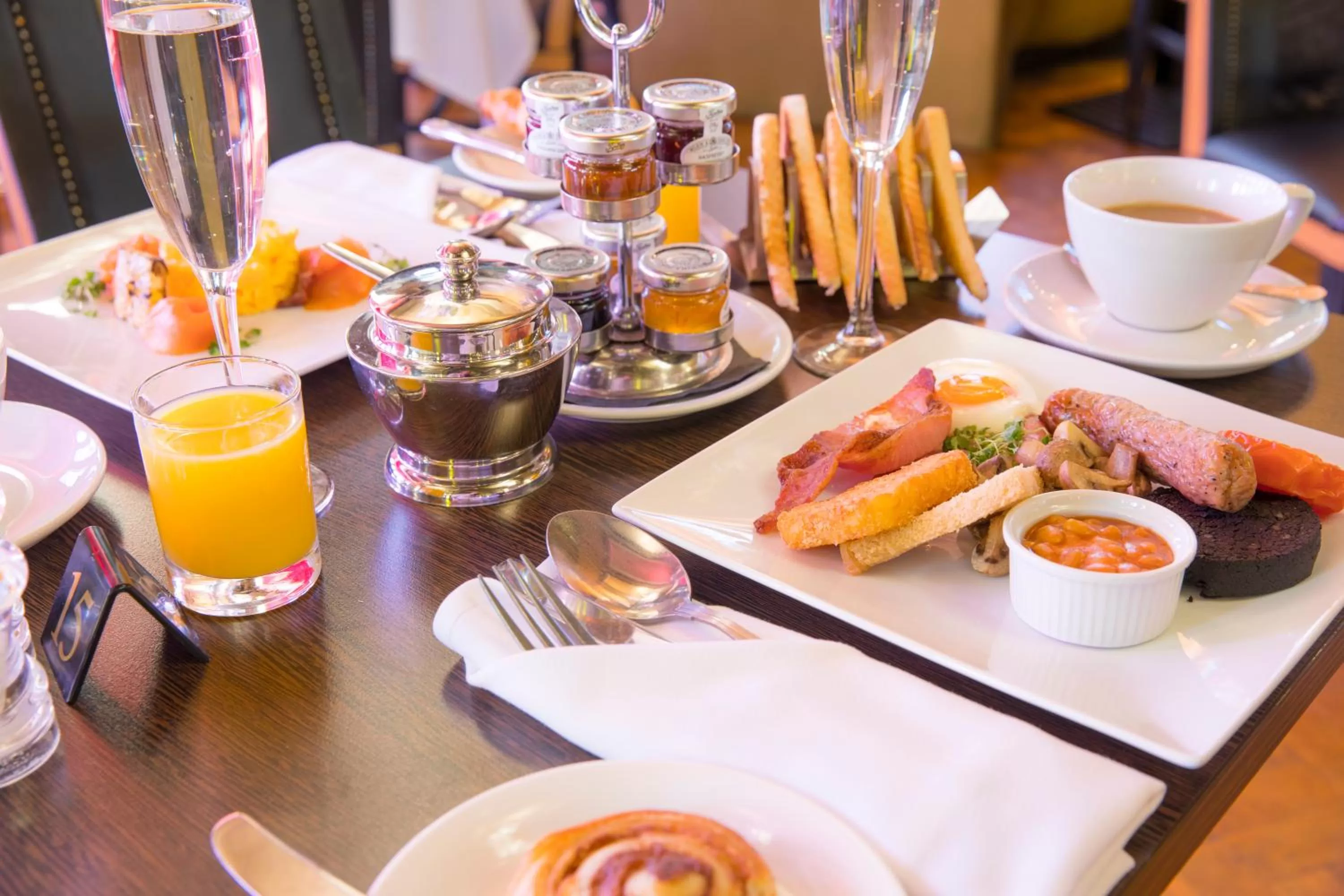 Breakfast in Earl Of Doncaster Hotel