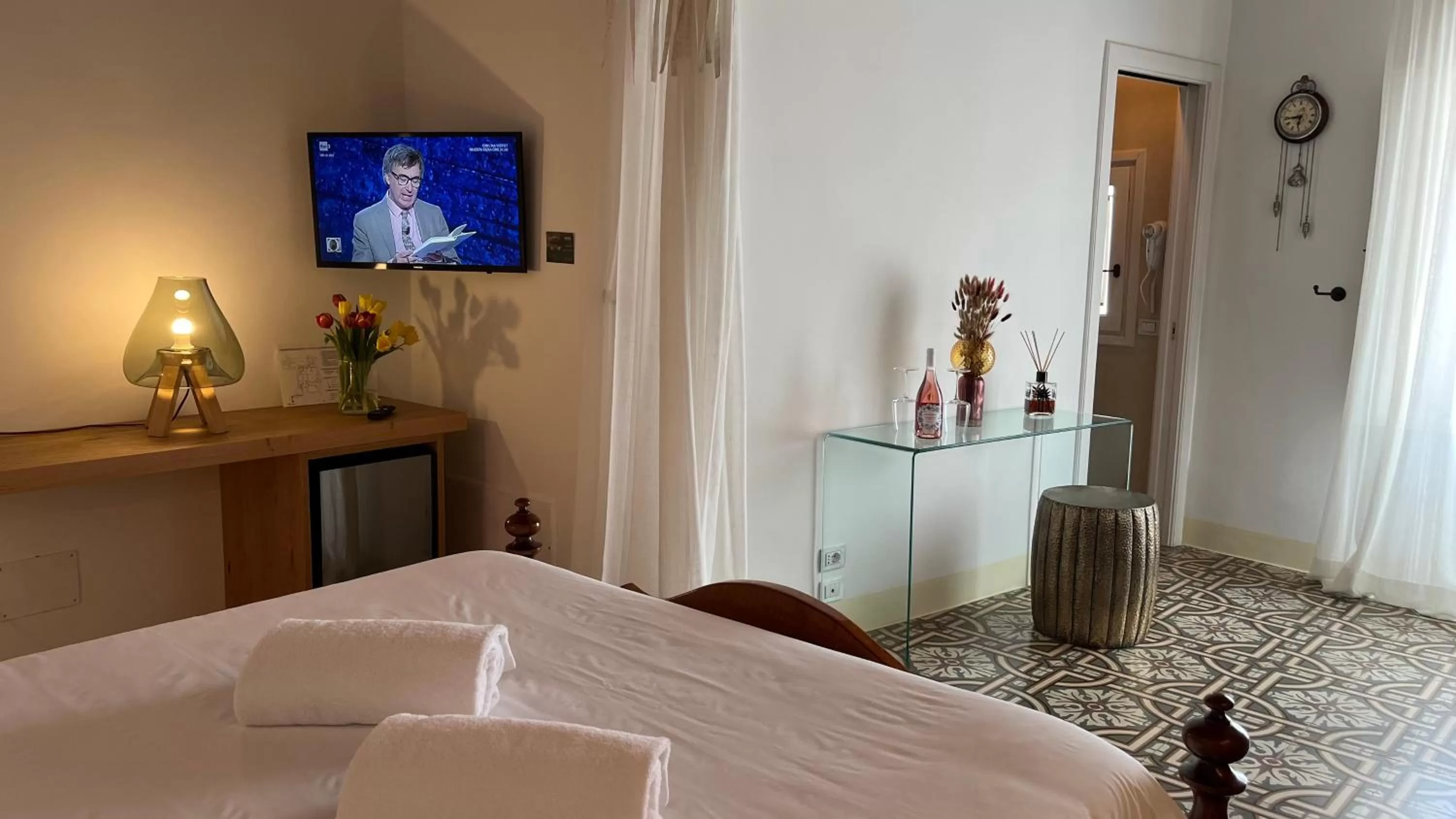 Bed in Antico Mondo Rooms & Suites