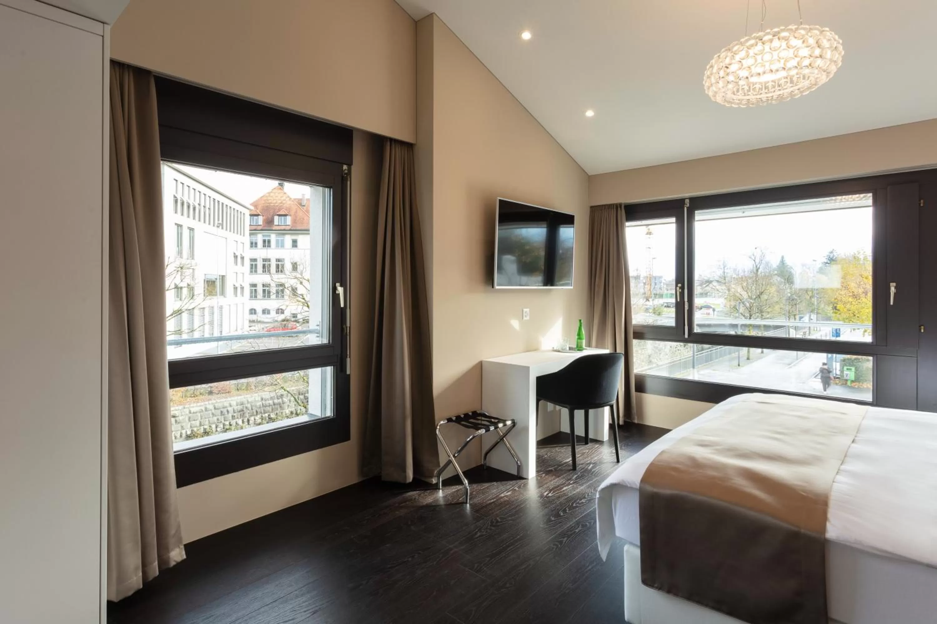 Street view, Bed in Hotel Lo! im Kreuz Jona