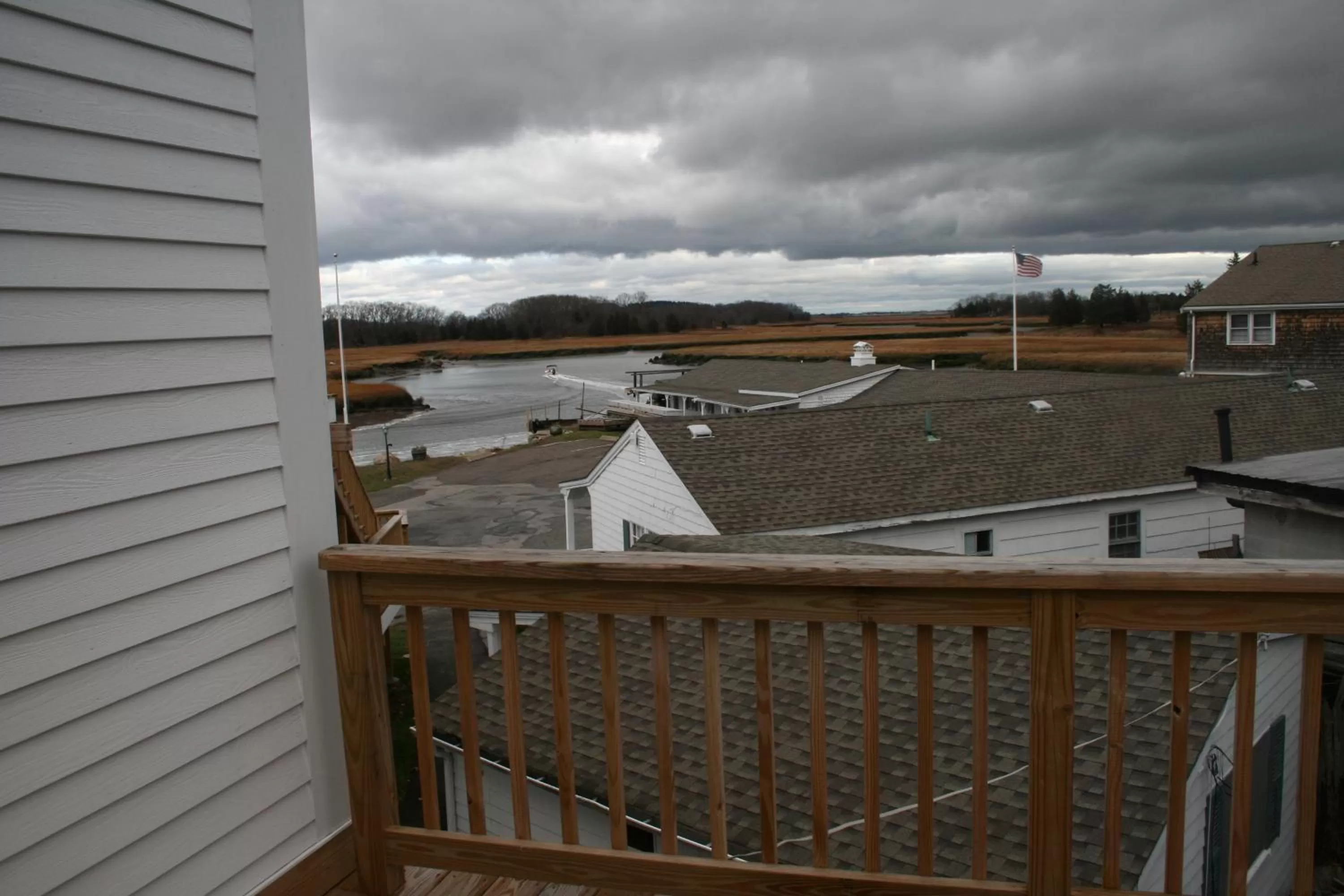 Balcony/Terrace in Shea's Riverside Inn & Motel