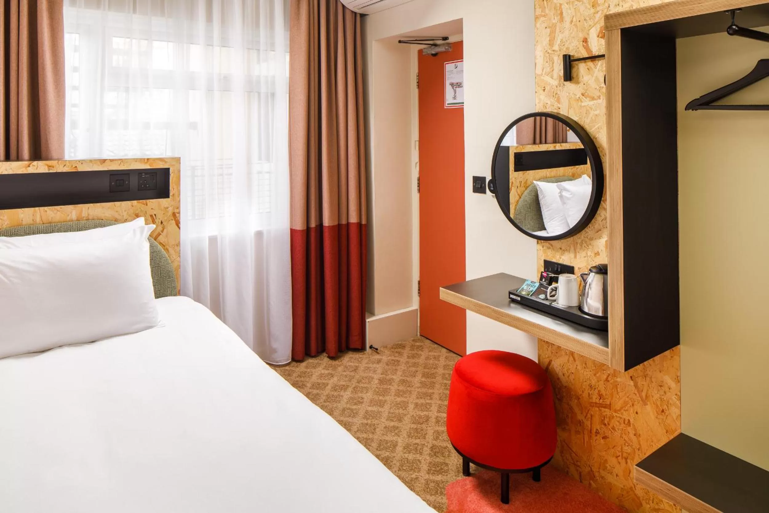 Bedroom, Bed in ibis Styles Bournemouth