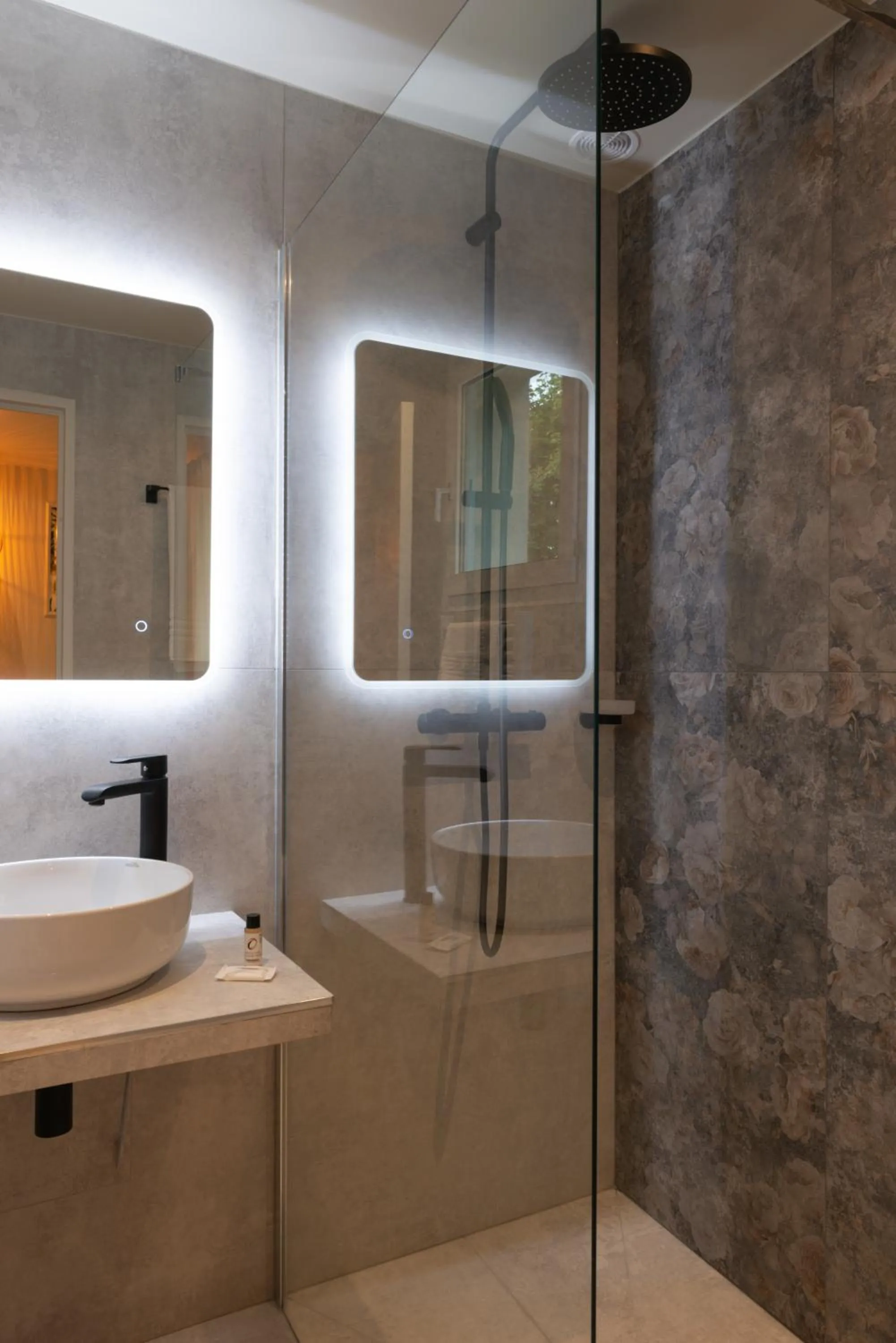 Bathroom in The Originals Boutique, Parc Hôtel, Orléans Sud