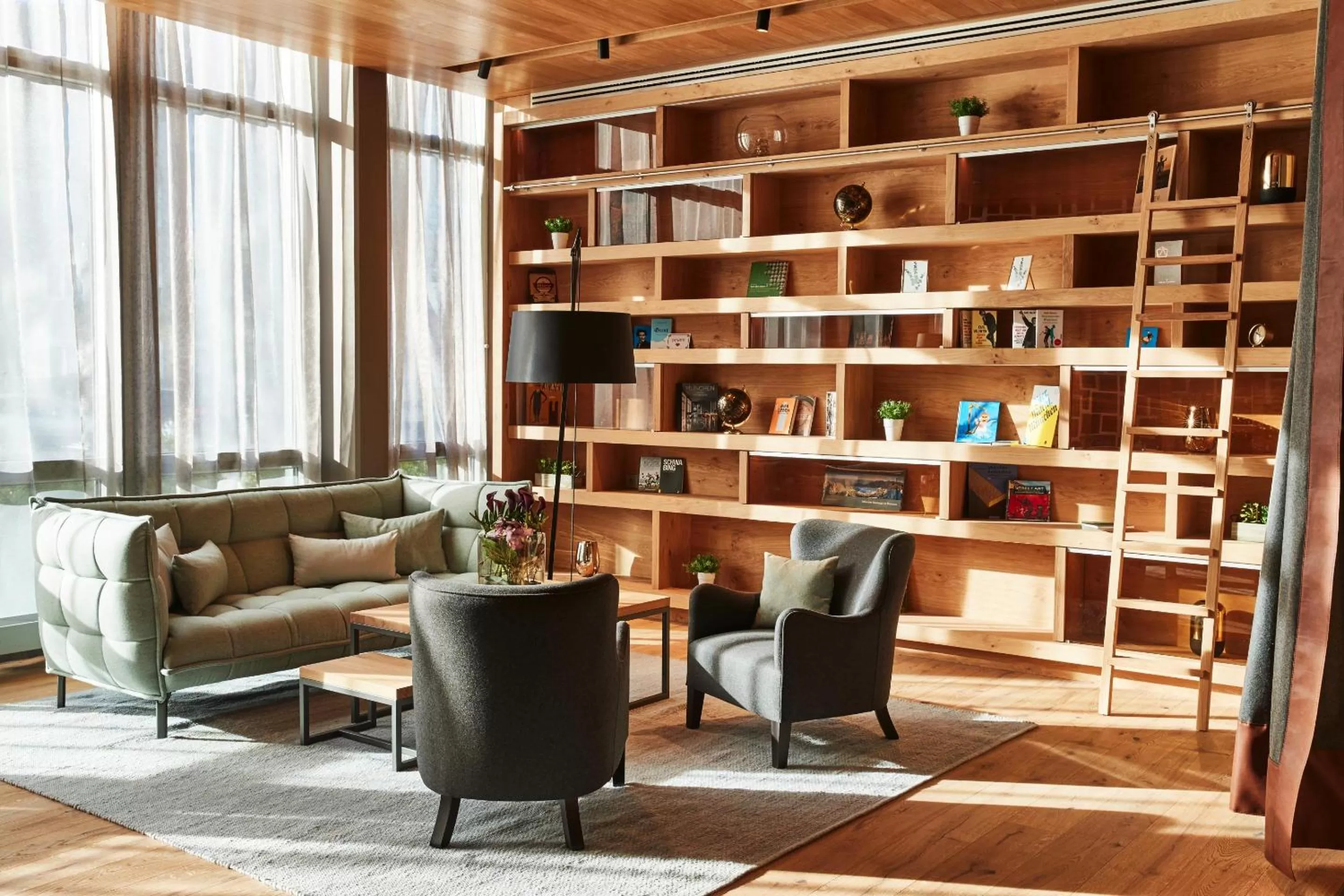 Library in Steigenberger Hotel München