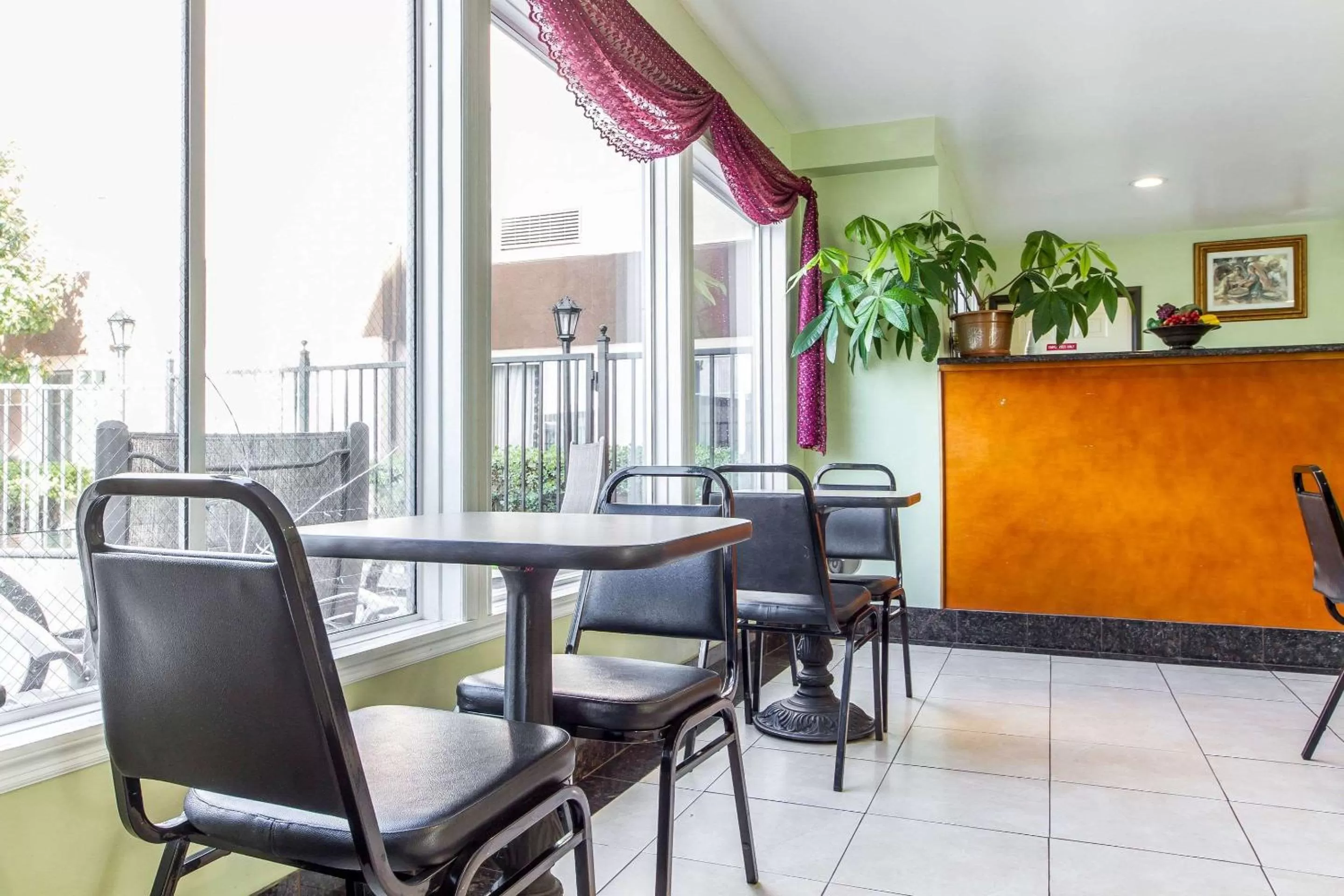 Restaurant/places to eat in Rodeway Inn & Suites Hayward - Oakland South