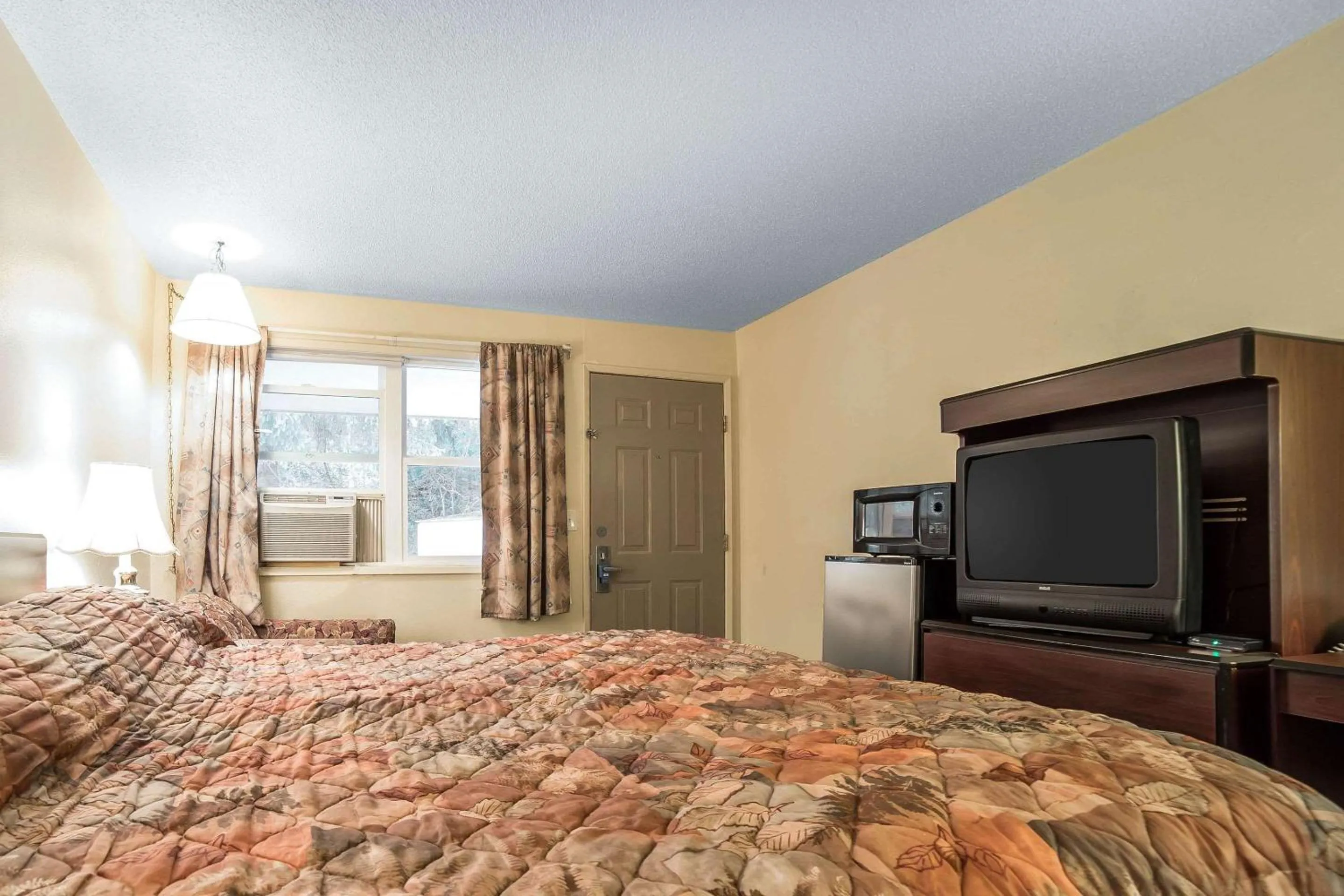 Bedroom, Bed in Rodeway Inn La Grande - Island City