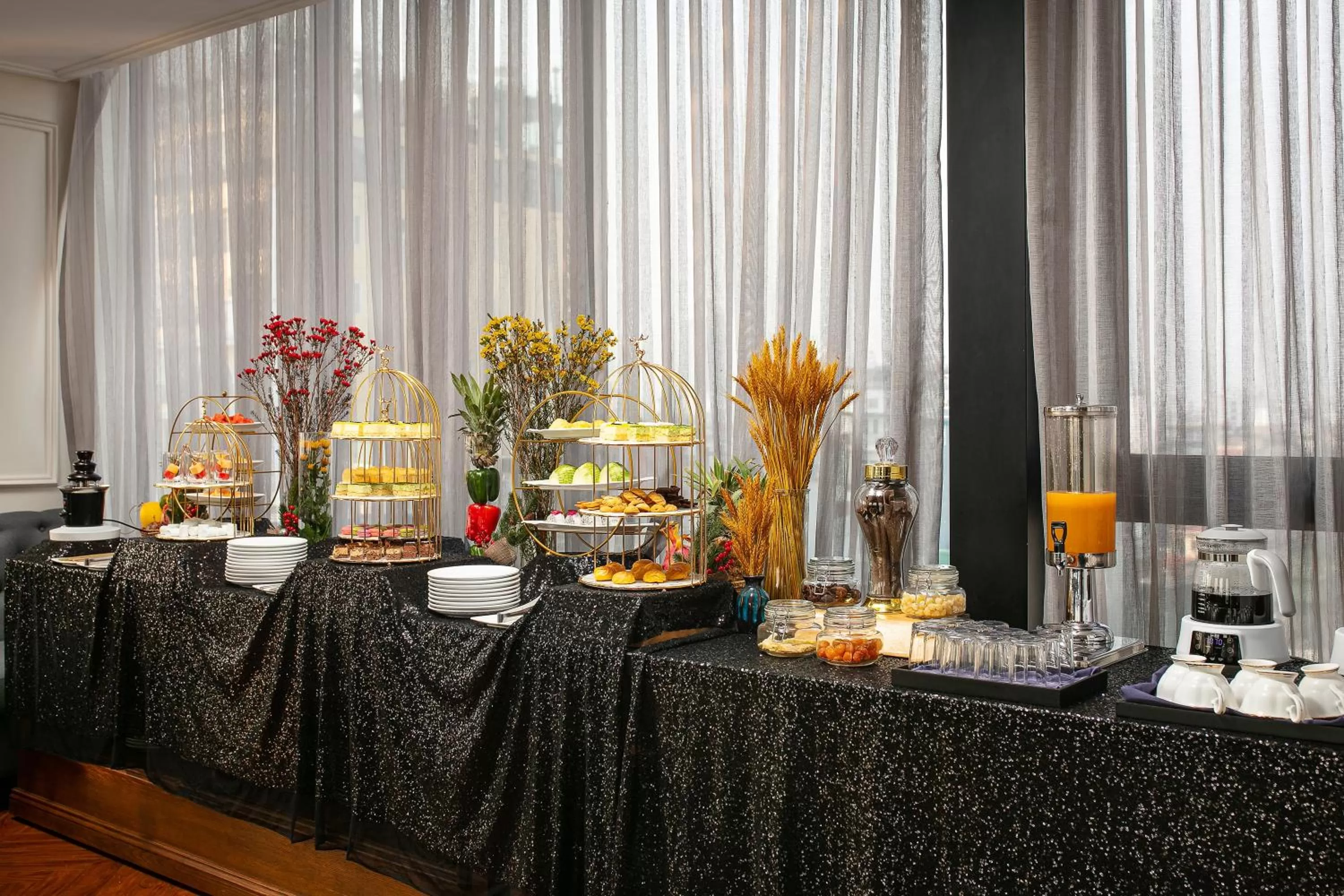 Restaurant/places to eat in Lucien Hanoi Lakeside Hotel & Rooftop