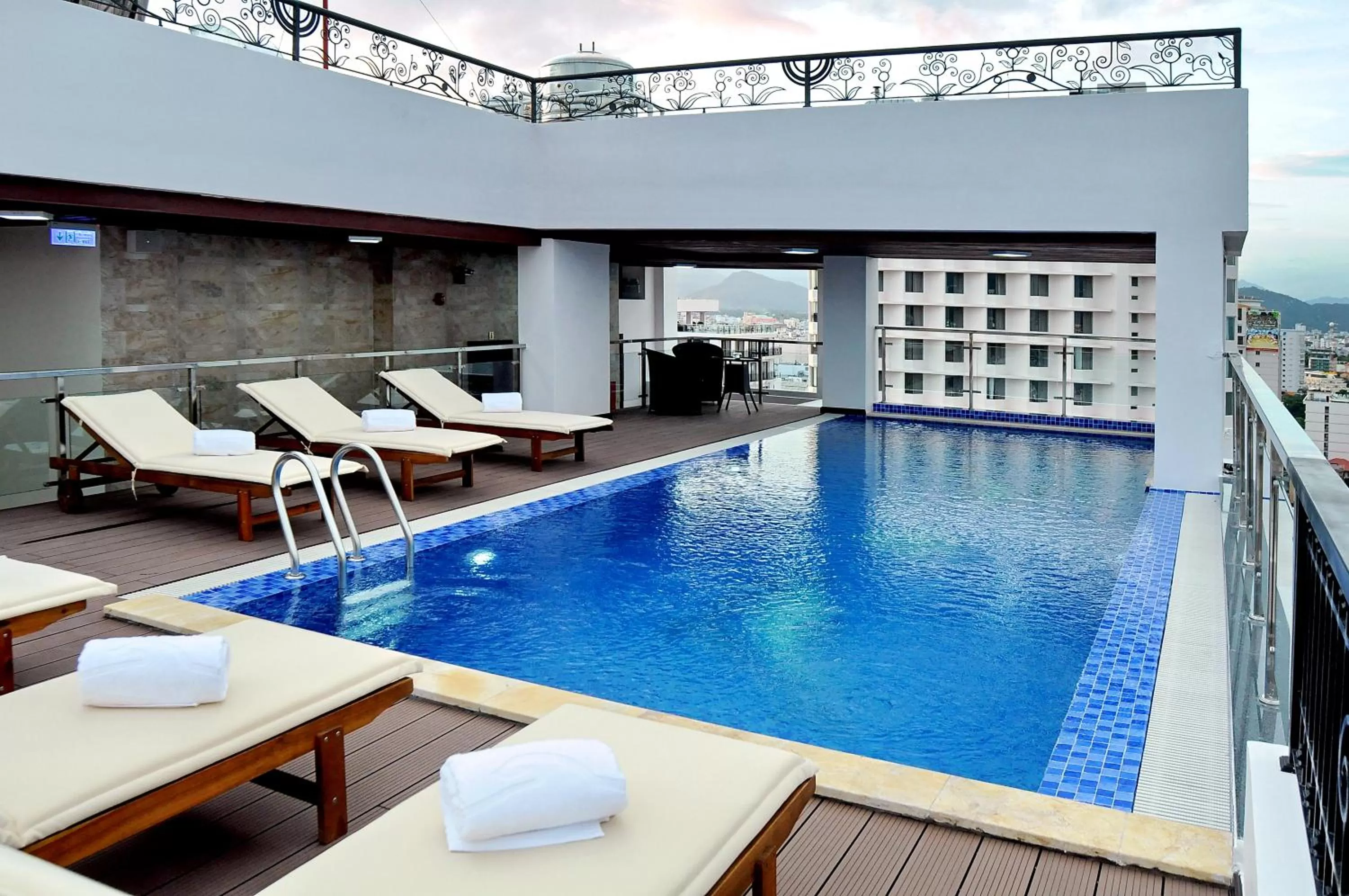 Swimming pool in Apus Hotel