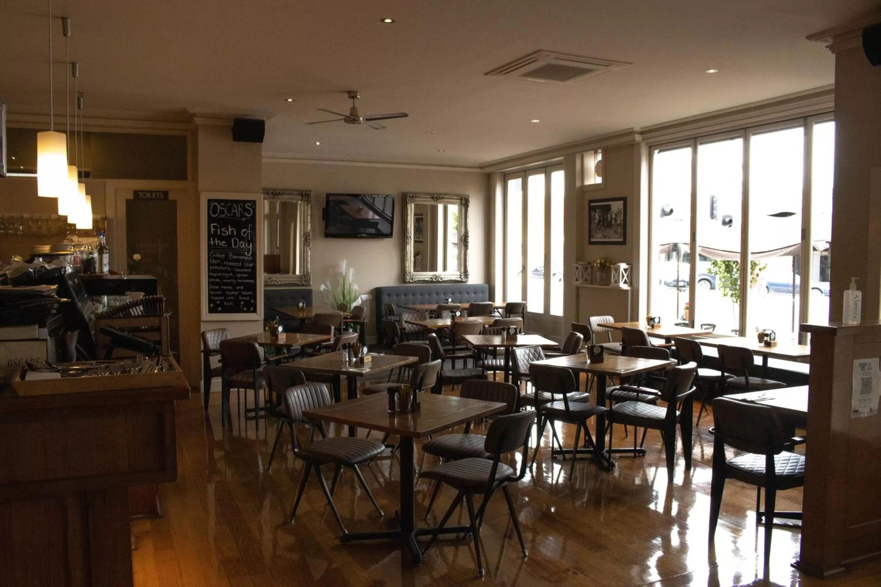 Restaurant/Places to Eat in Oscars Hotel and Cafe Bar