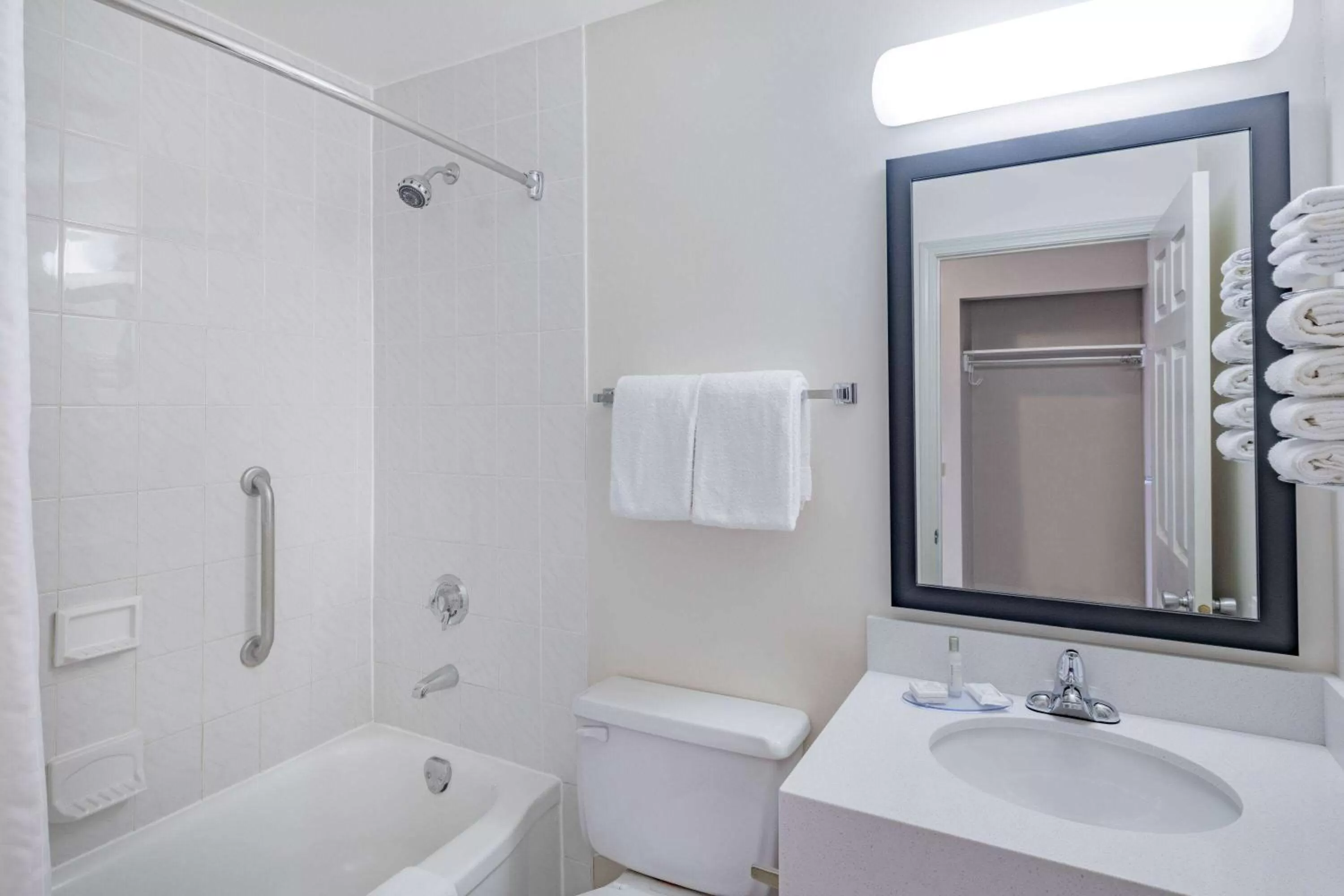 TV and multimedia in Travelodge by Wyndham Fort St John