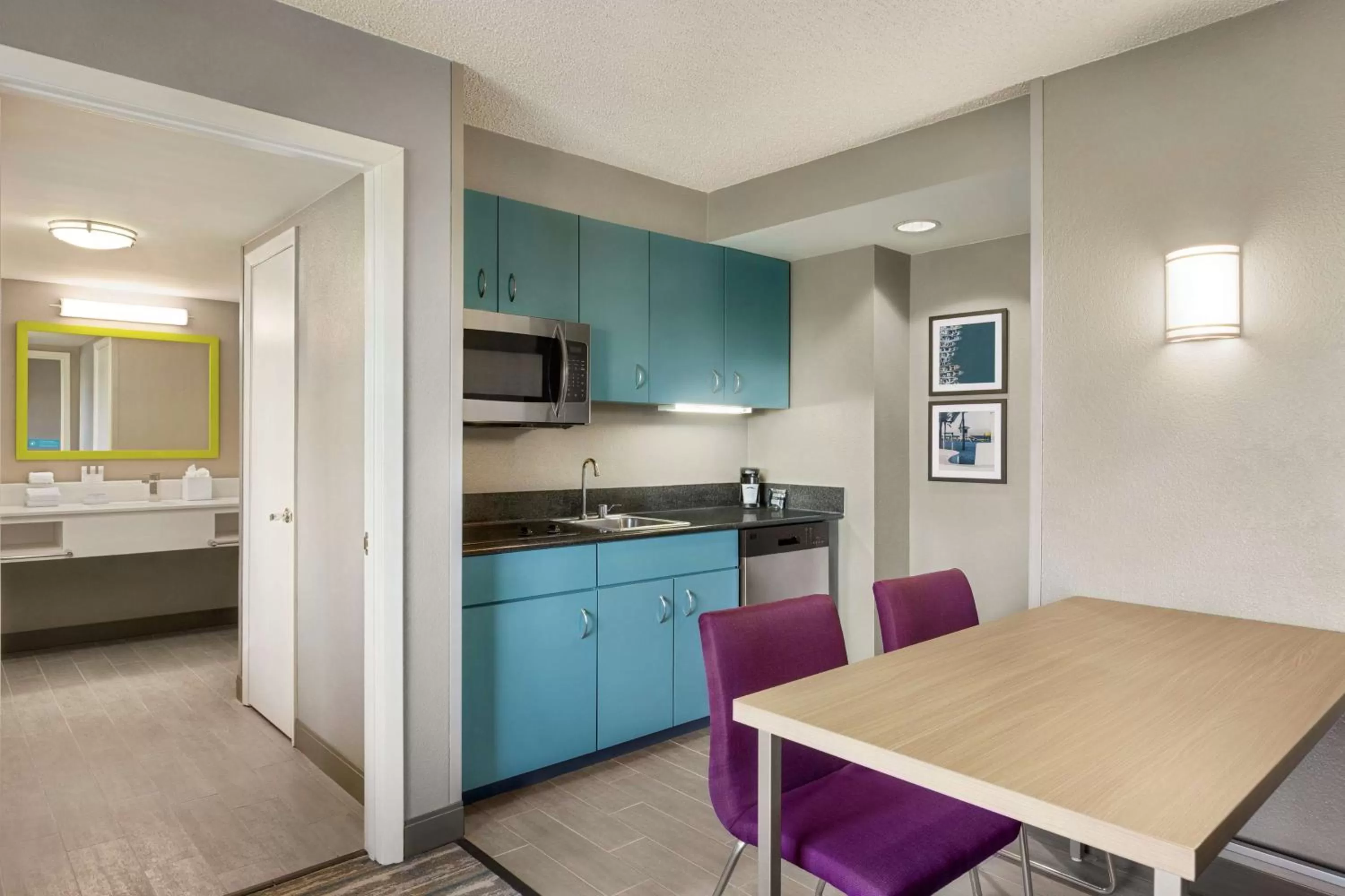Kitchen or kitchenette in Hampton Inn & Suites Fort Lauderdale Airport