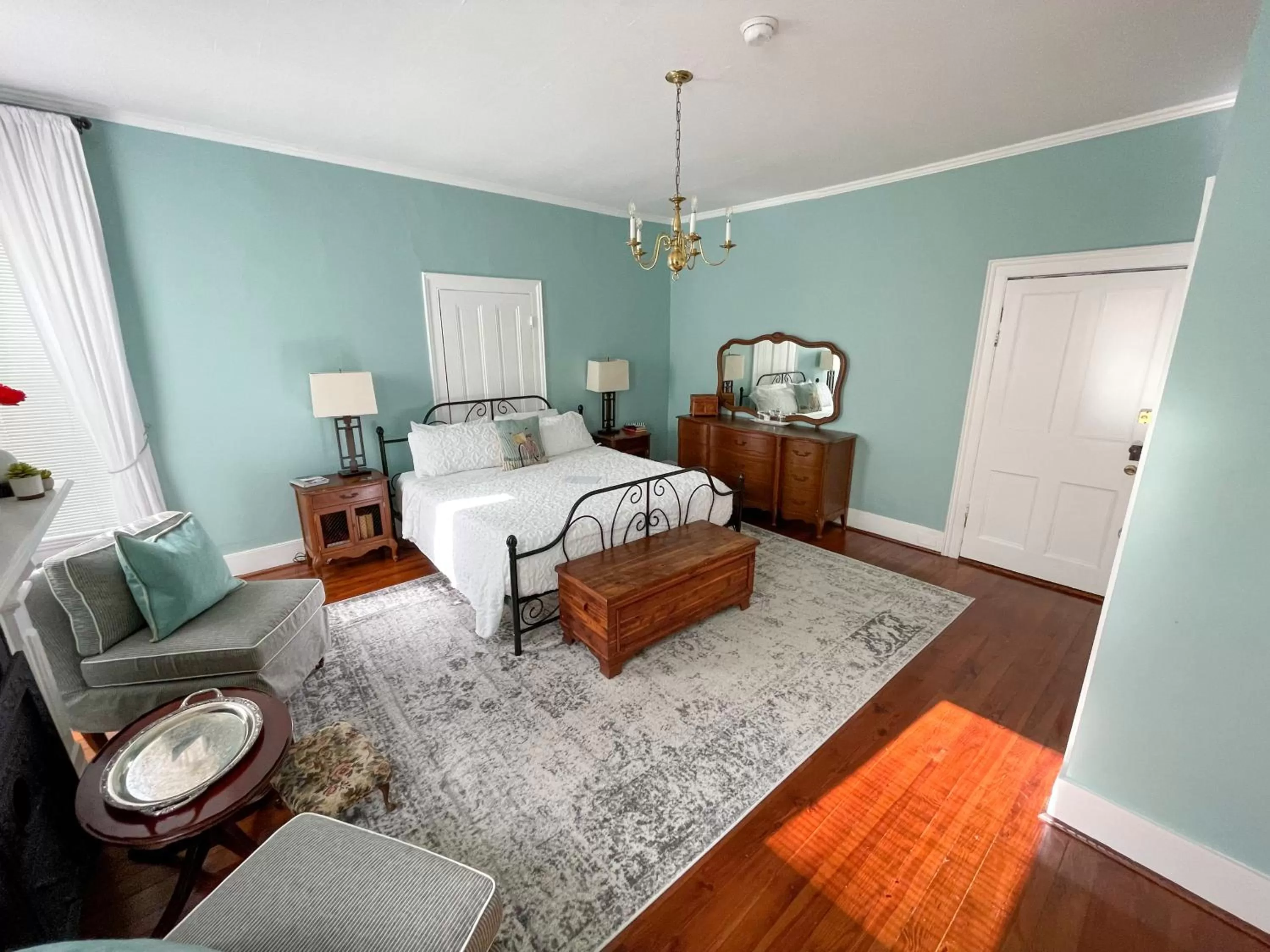 Photo of the whole room, Bed in Meadows Inn