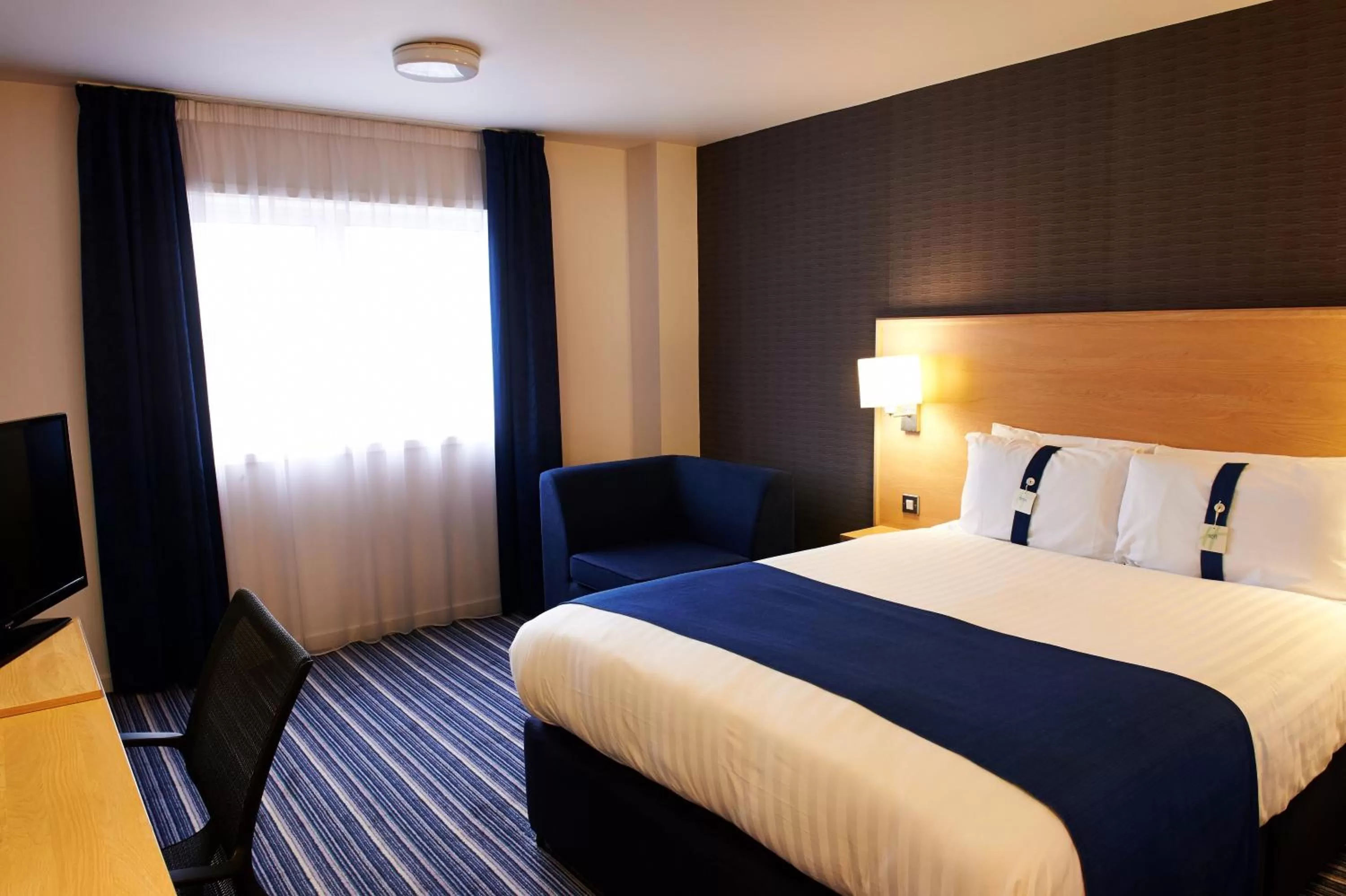 Photo of the whole room, Bed in Holiday Inn Express Manchester Airport by IHG