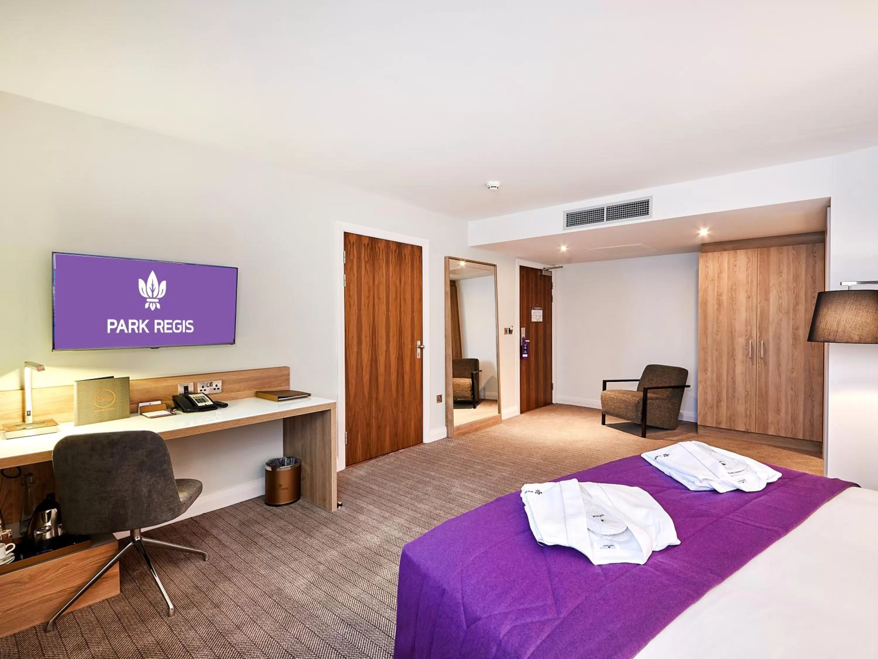 Photo of the whole room, Bed in Park Regis Birmingham