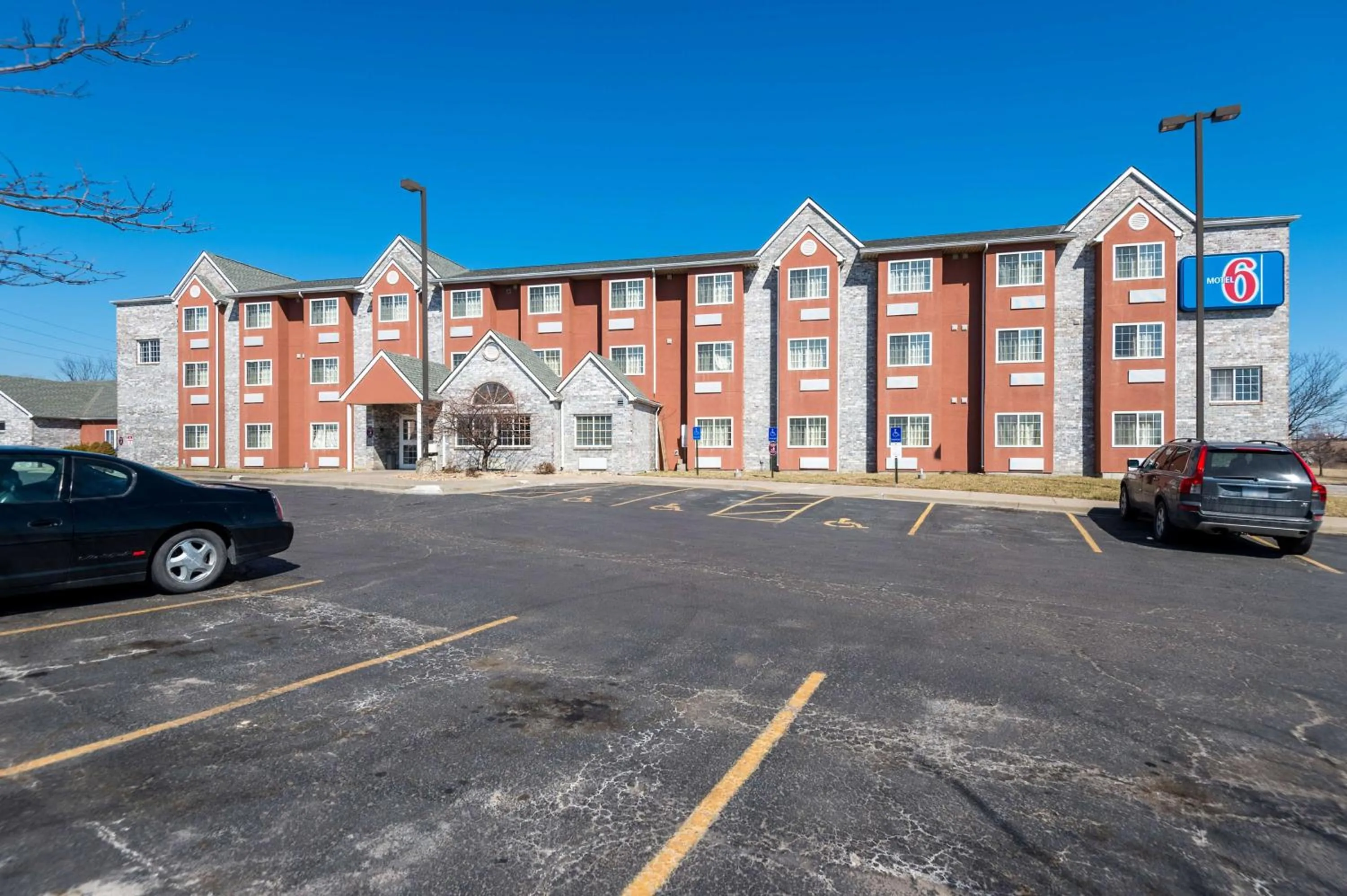 Property building in Motel 6-Olathe, KS