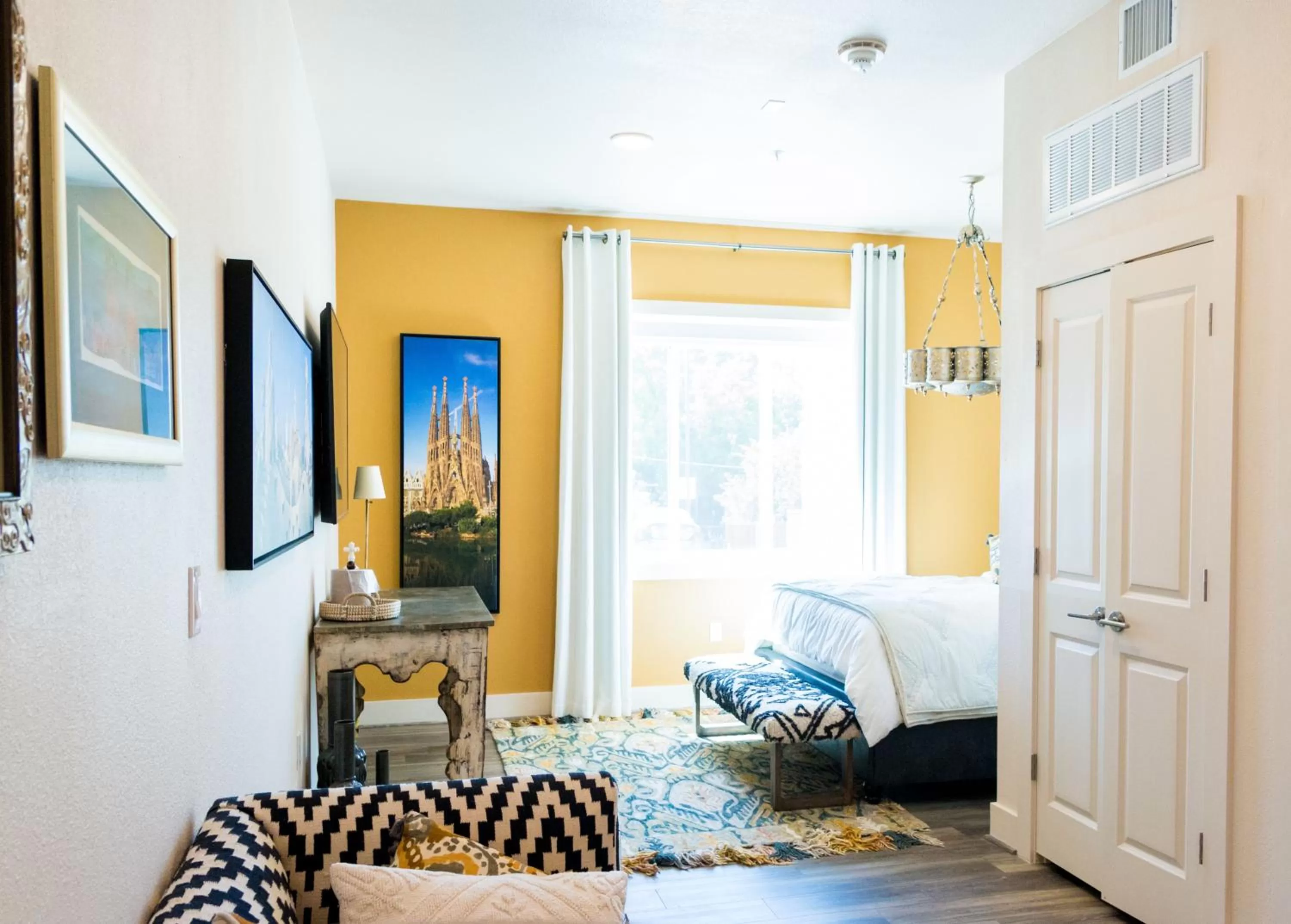 Bed in The Bishop Arts Hotel by Qresorts